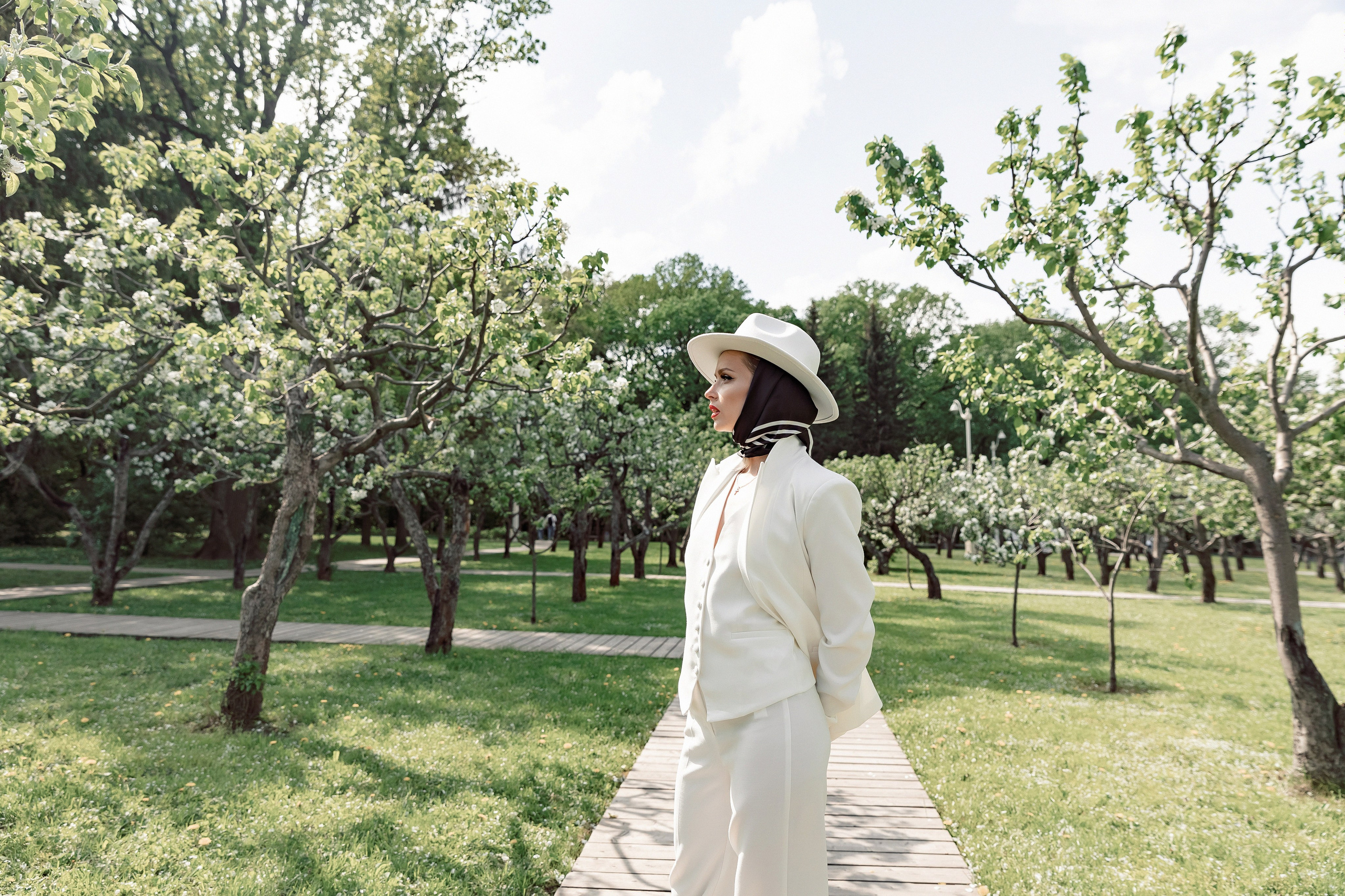 Портретная фотосессия Даши среди яблонь. Свадебный фотограф Москва