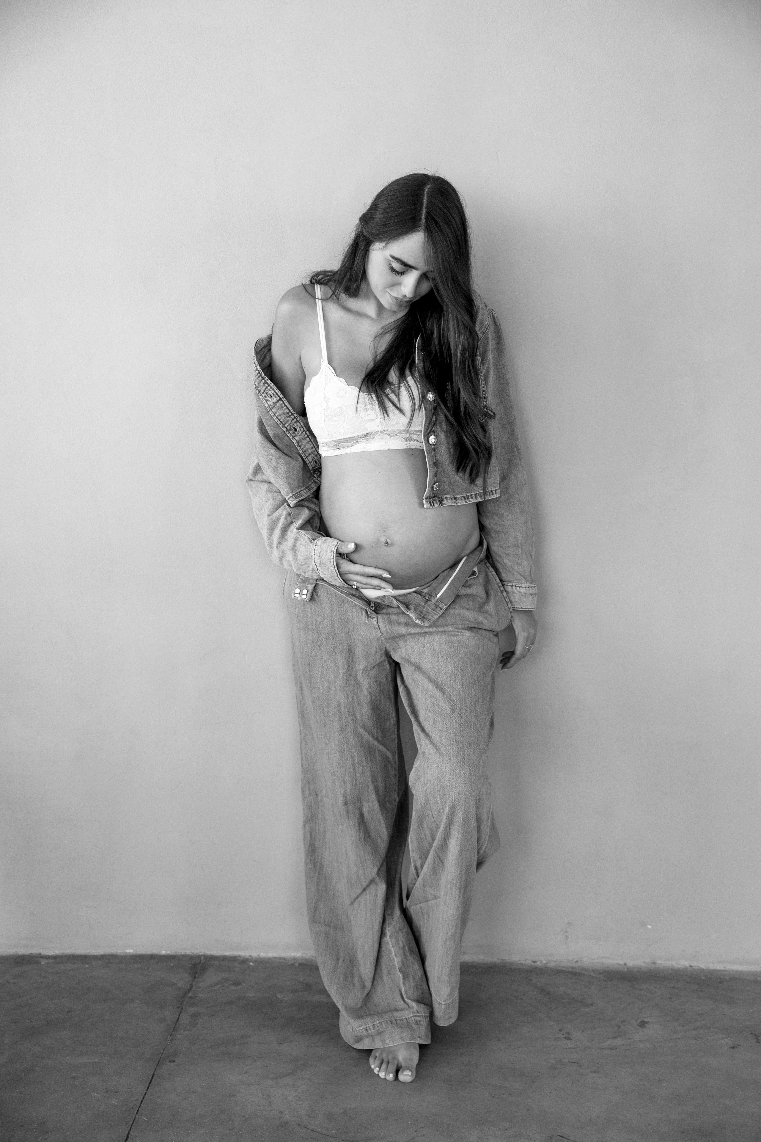 Pregnancy photoshoot inside the studio in Tel Aviv. Главная