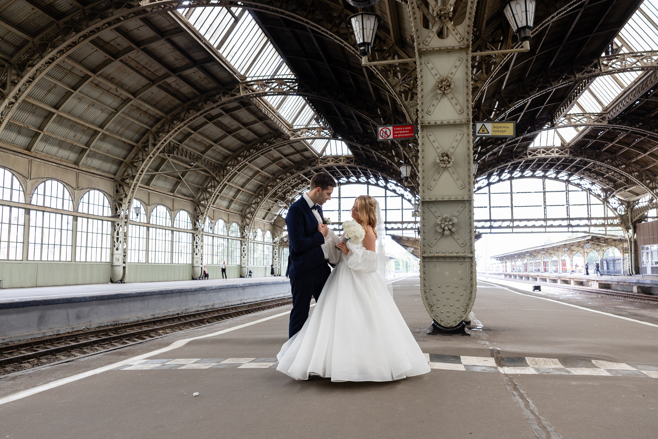 Жених и невеста фотографируются перроне Витебского вокзала