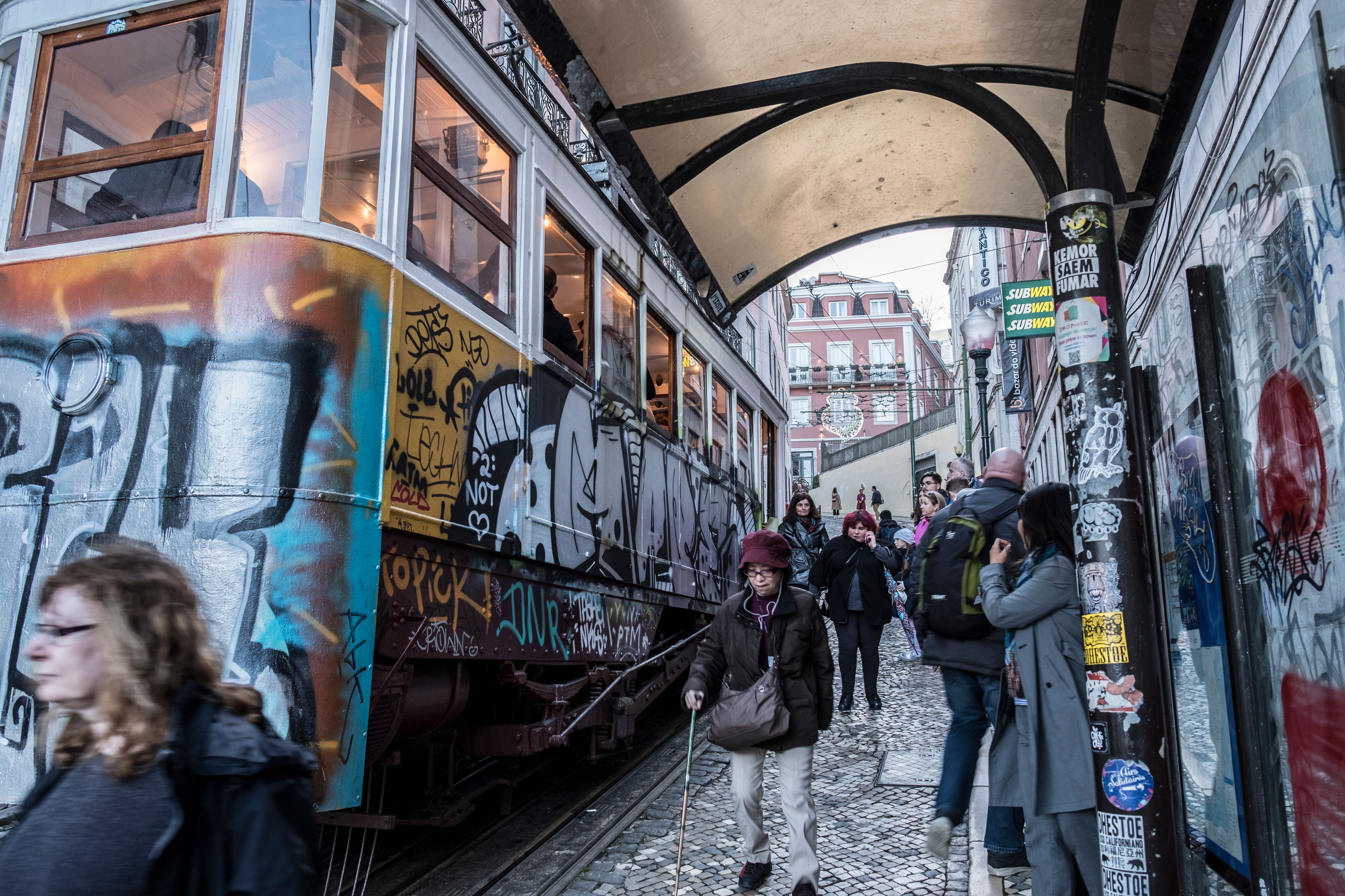 УЛИЦЫ. ПОБУДЬ ЗДЕСЬ И ЦЕЛЕЕ БУДЕТ ЭТОТ МИР