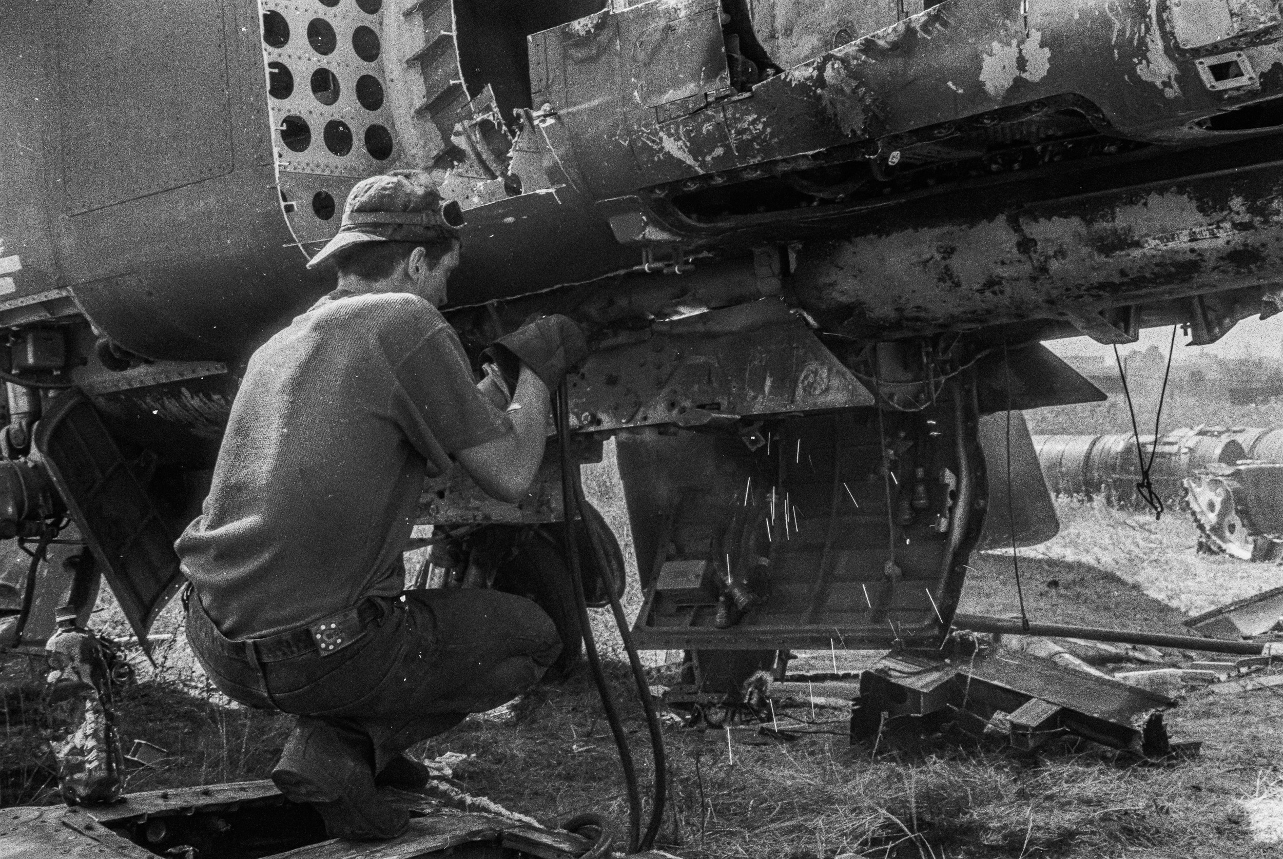 Рабочий пилит самолёт.