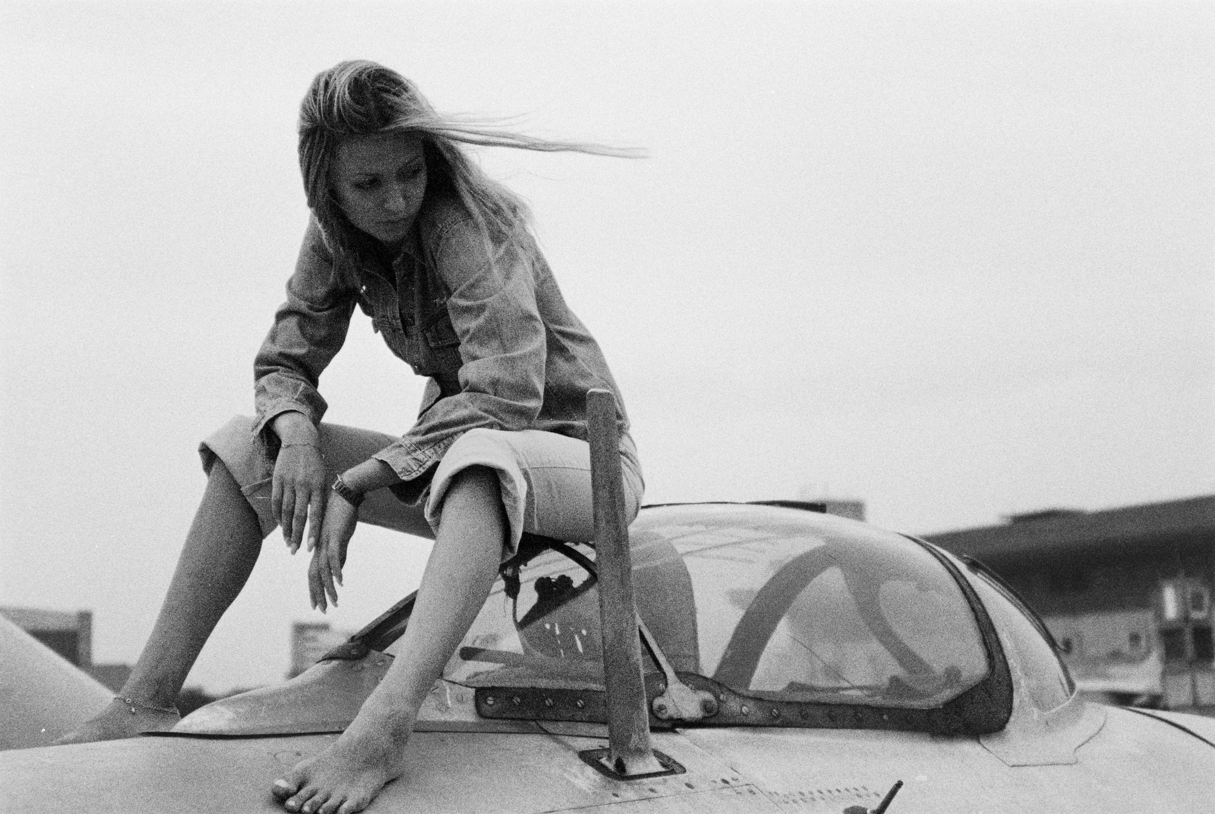 Девушка сидит на самолете