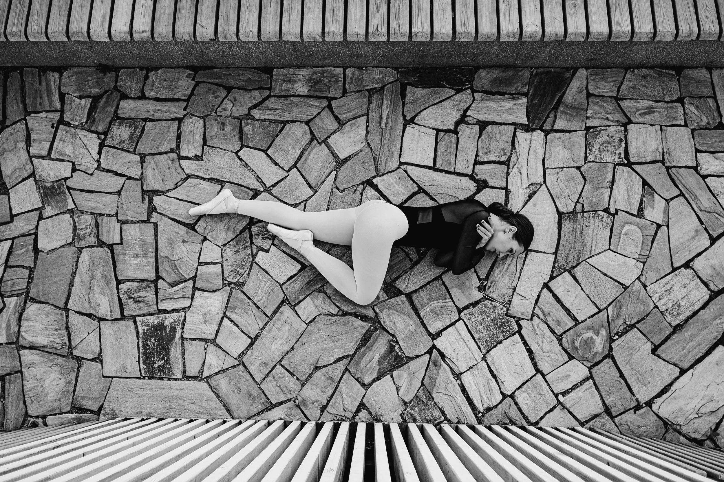 Балерина лежит на земле. 