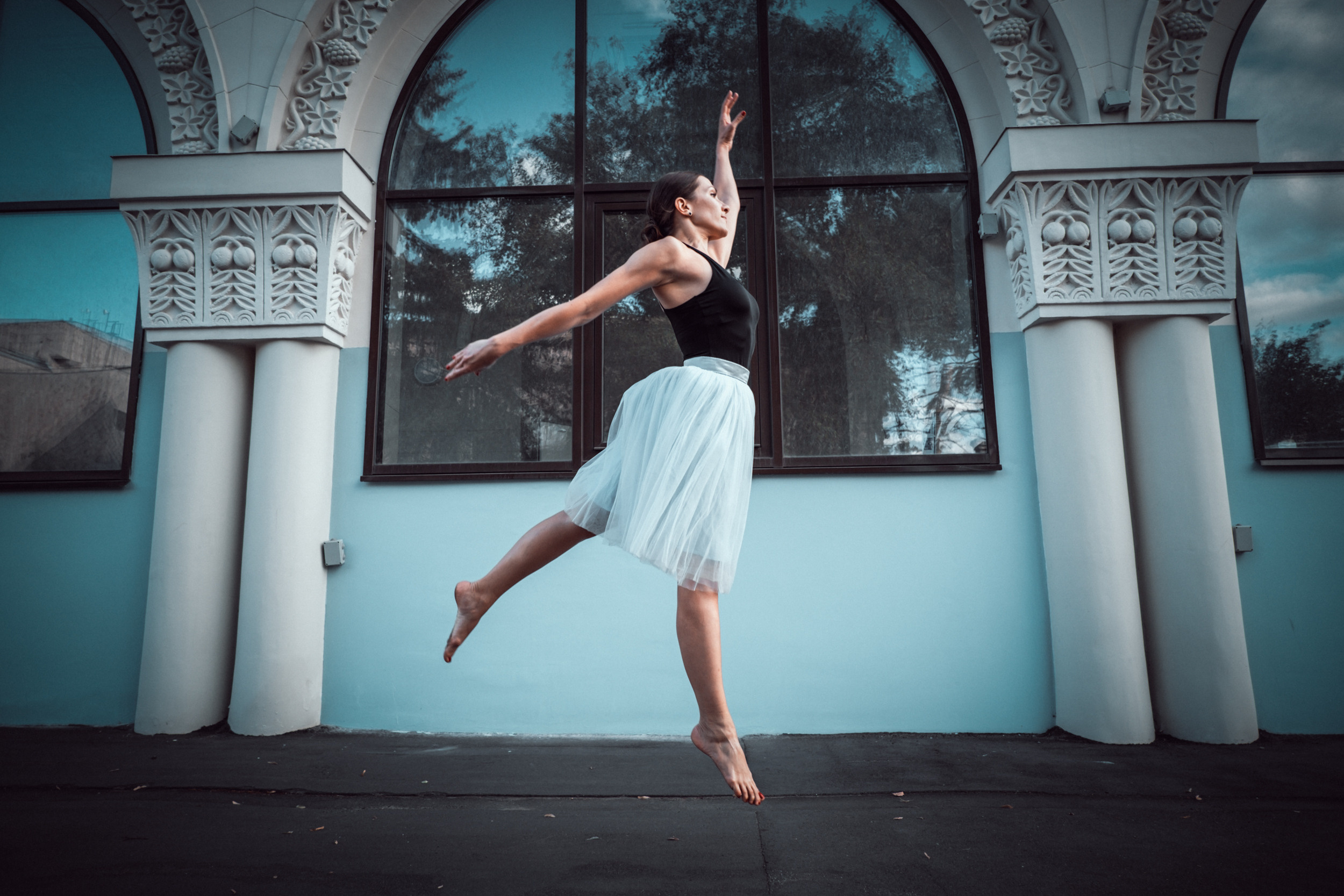 Балерина в полете в городе.