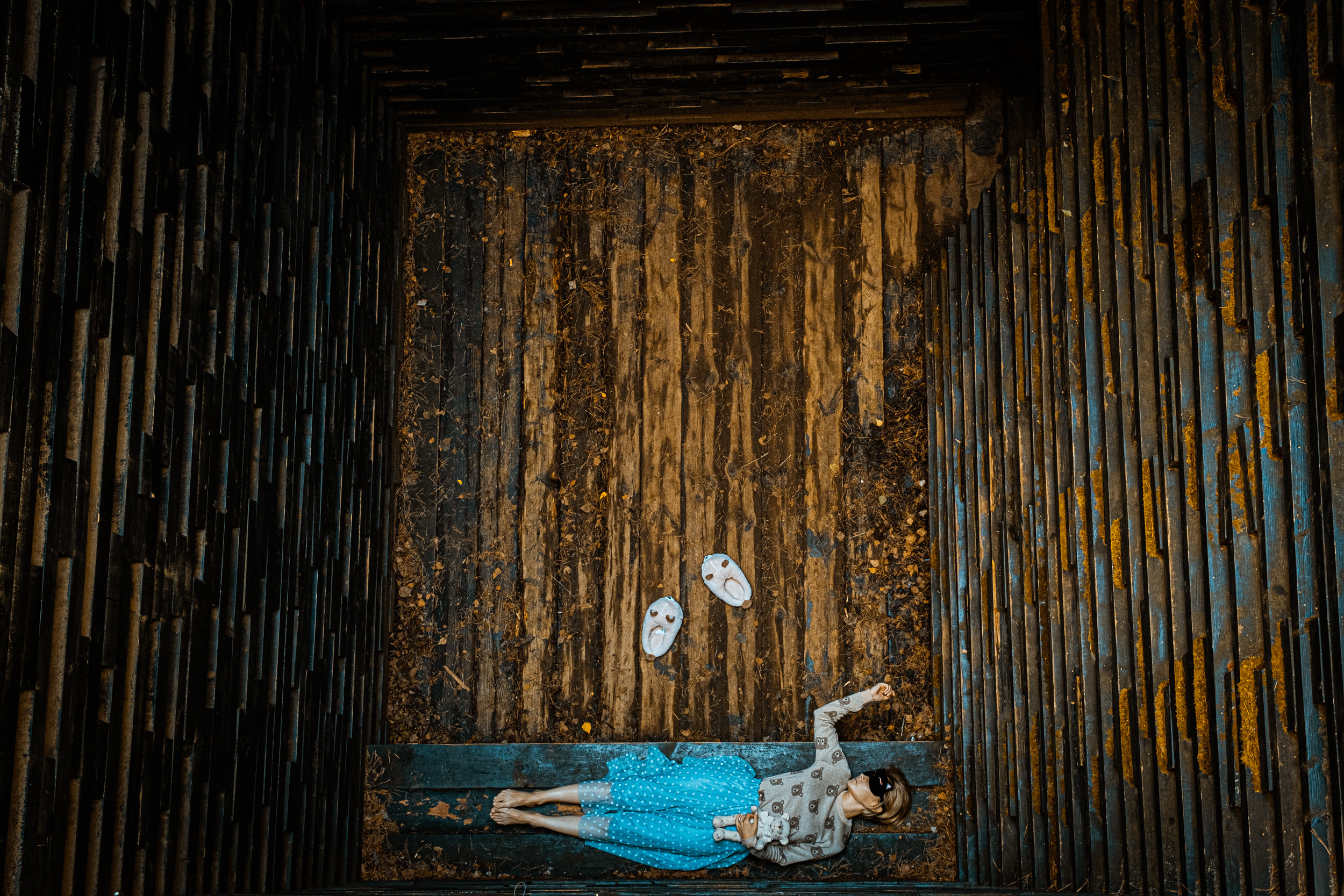 Фотоискусство. Девушка в полусне лежит на дне колодца.