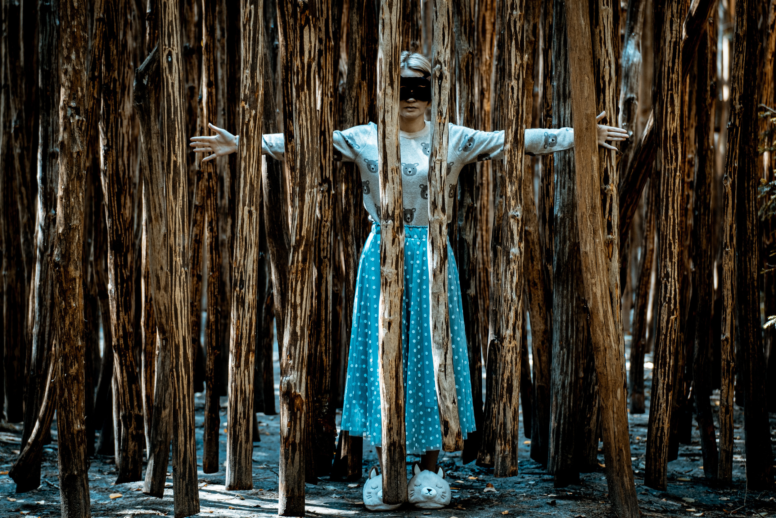 Фотоискусство. Девушка внутри арт объекта.