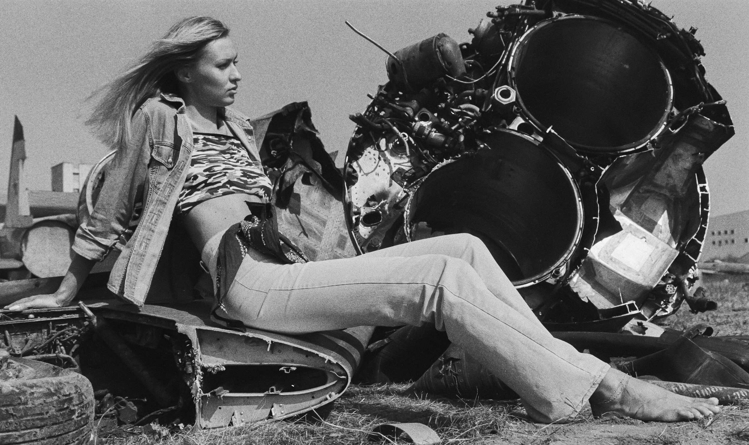 Девушка и распиленный самолет.