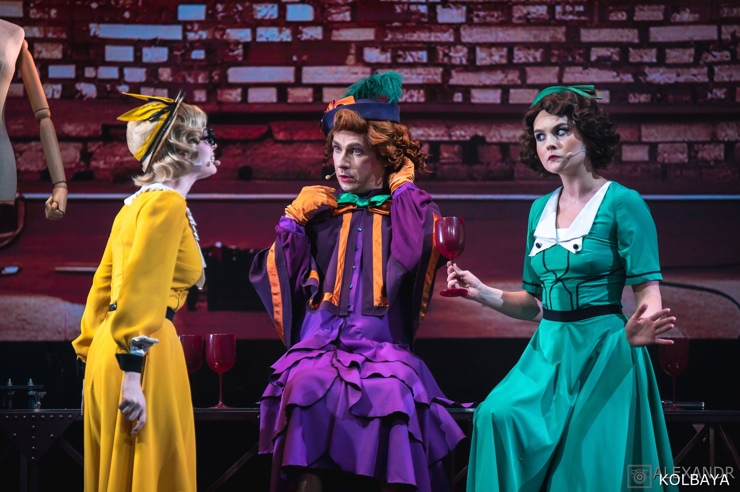 Фотографии со спектакля «Привет, я тетя Чарли». Концертный и театральный репортажный фотограф в Москве Александр Колбая