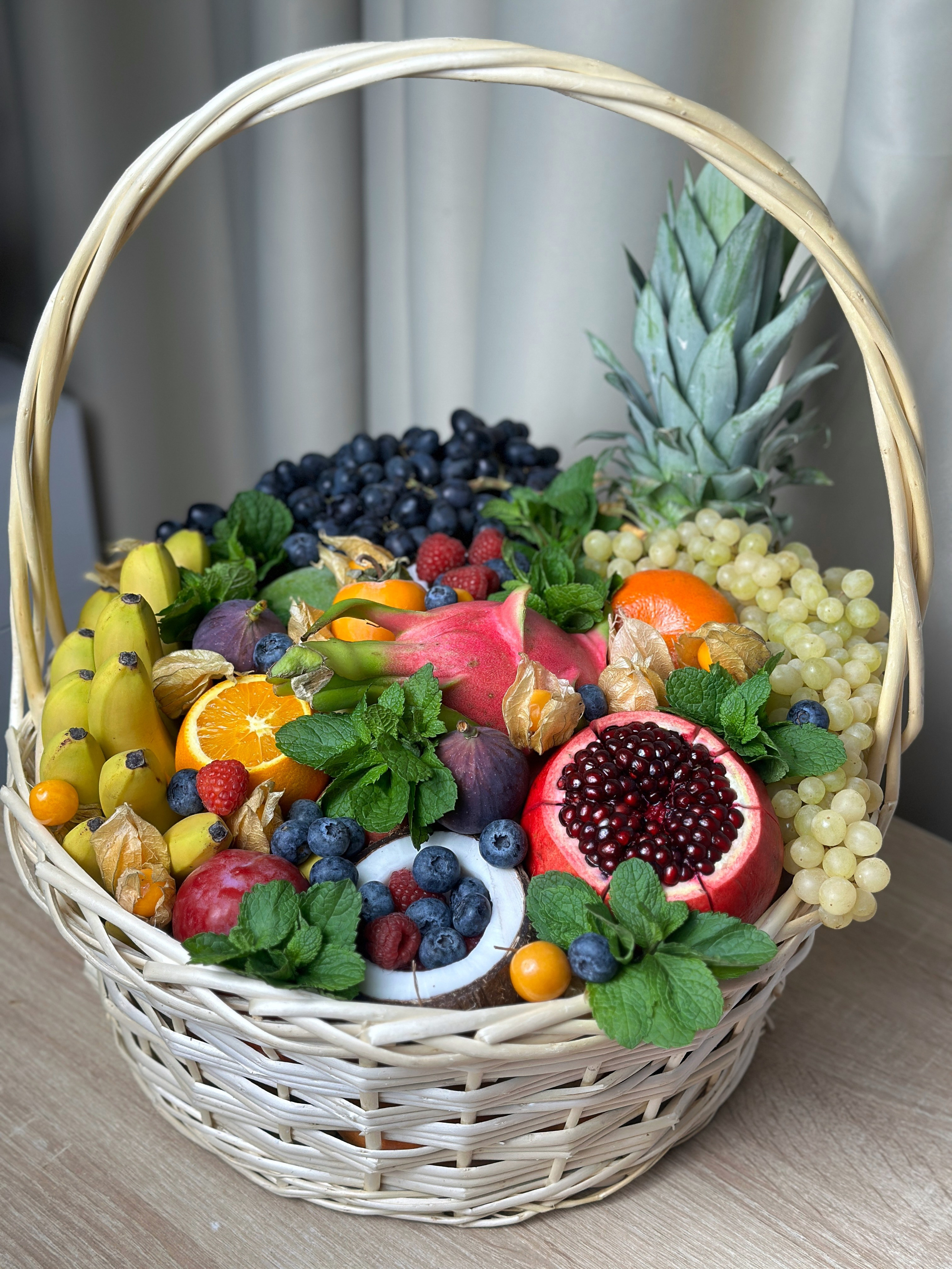 Корзины. Выездной кейтеринг, съедобные букеты, торты и сладости на заказ