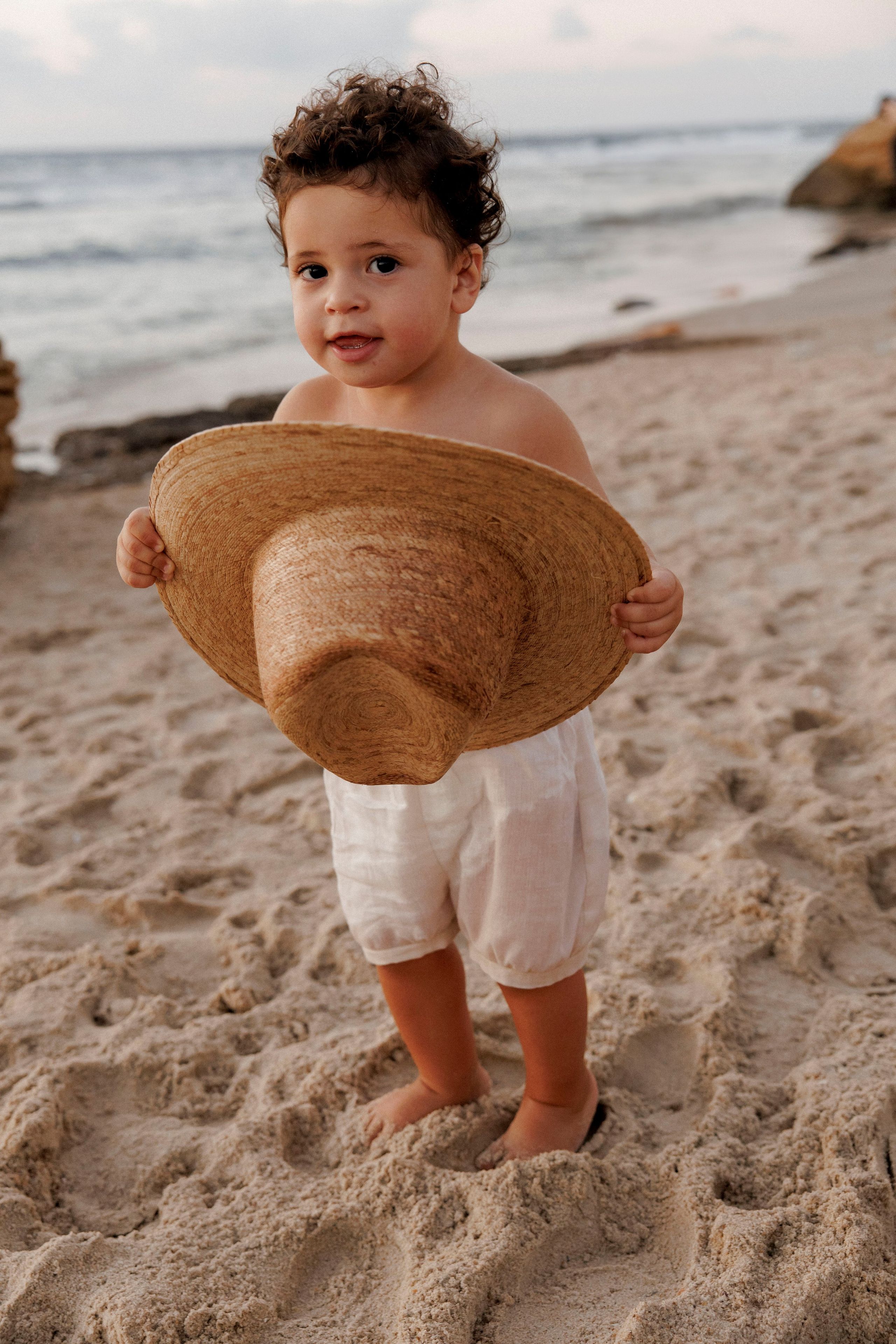Pregnancy photoshoot near the sea. Wedding and family photographer
