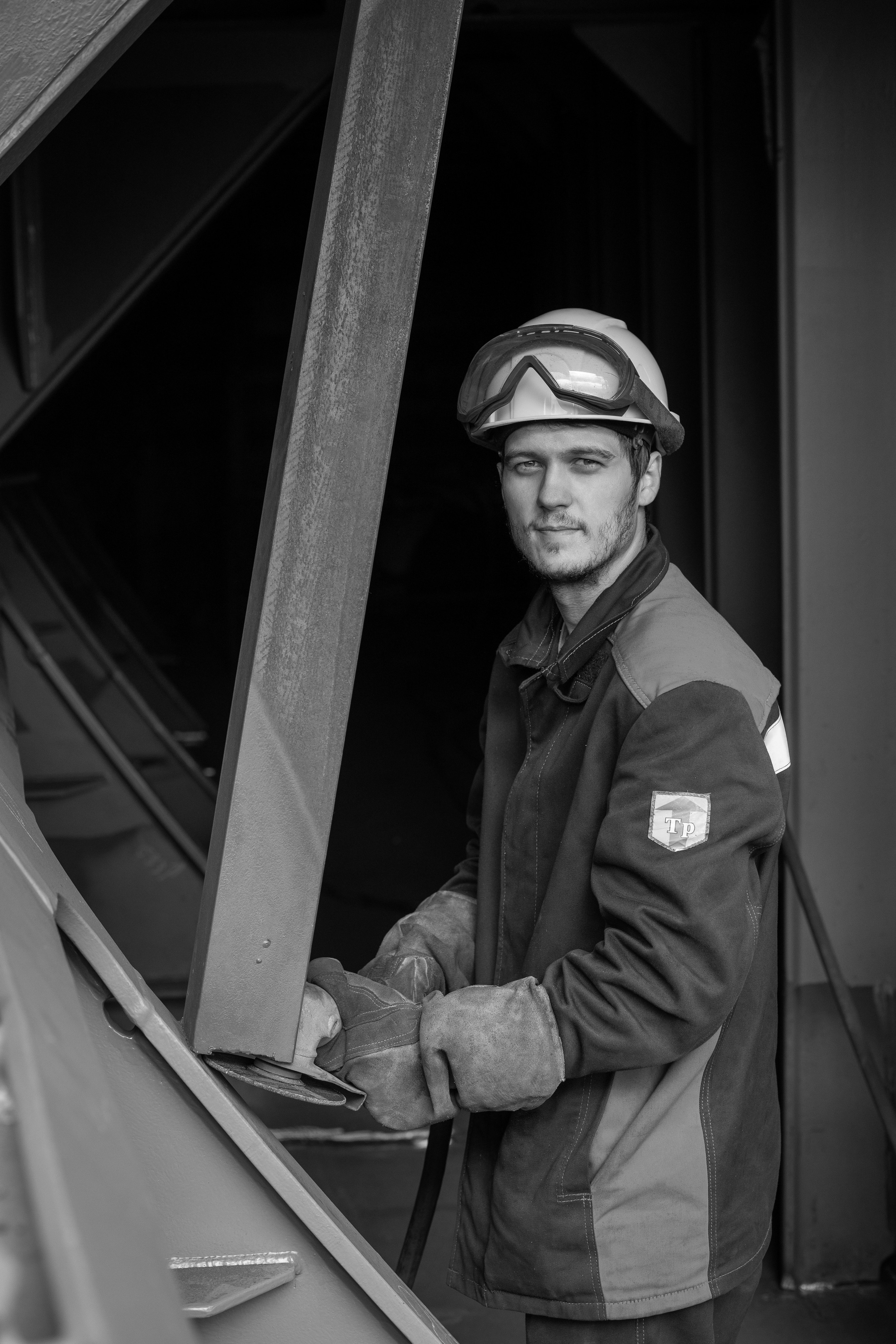 Слабослышащий сотрудник завода позирует фотографу для корпоративного календаря.