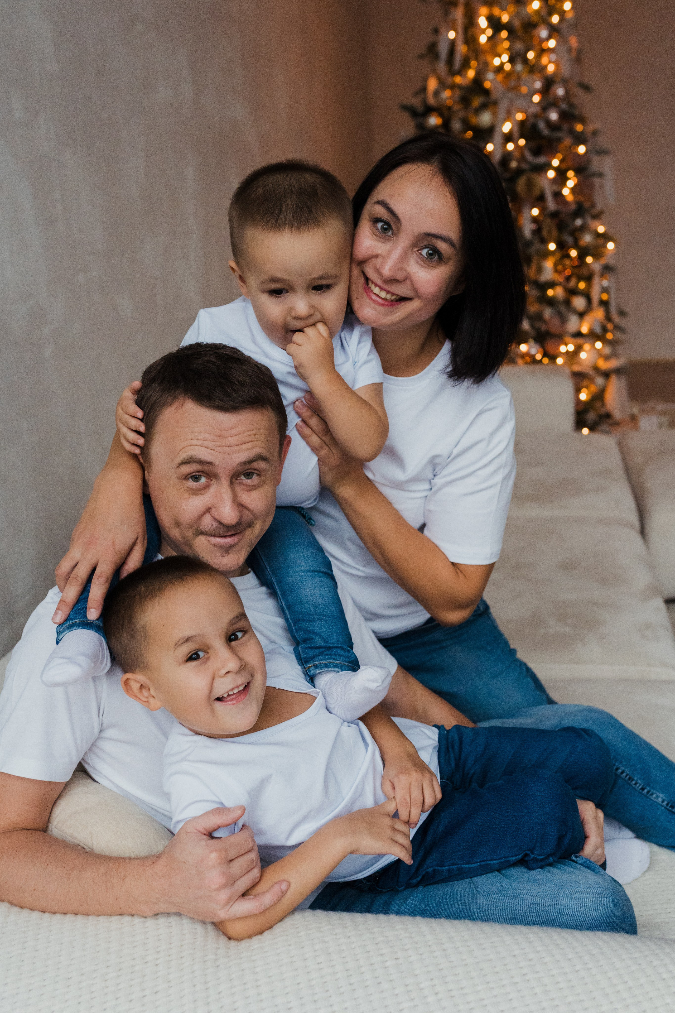 Семейная фотосессия в студии в Москве, семейный фотограф Анна Полушина. Свадебный фотограф в Москве Анна Полушина