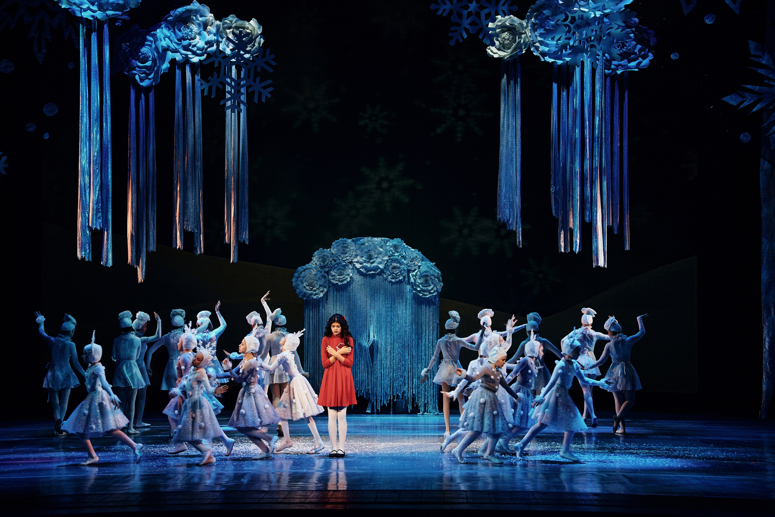 Сцена с Гердой в спектакле "Снежная королева"