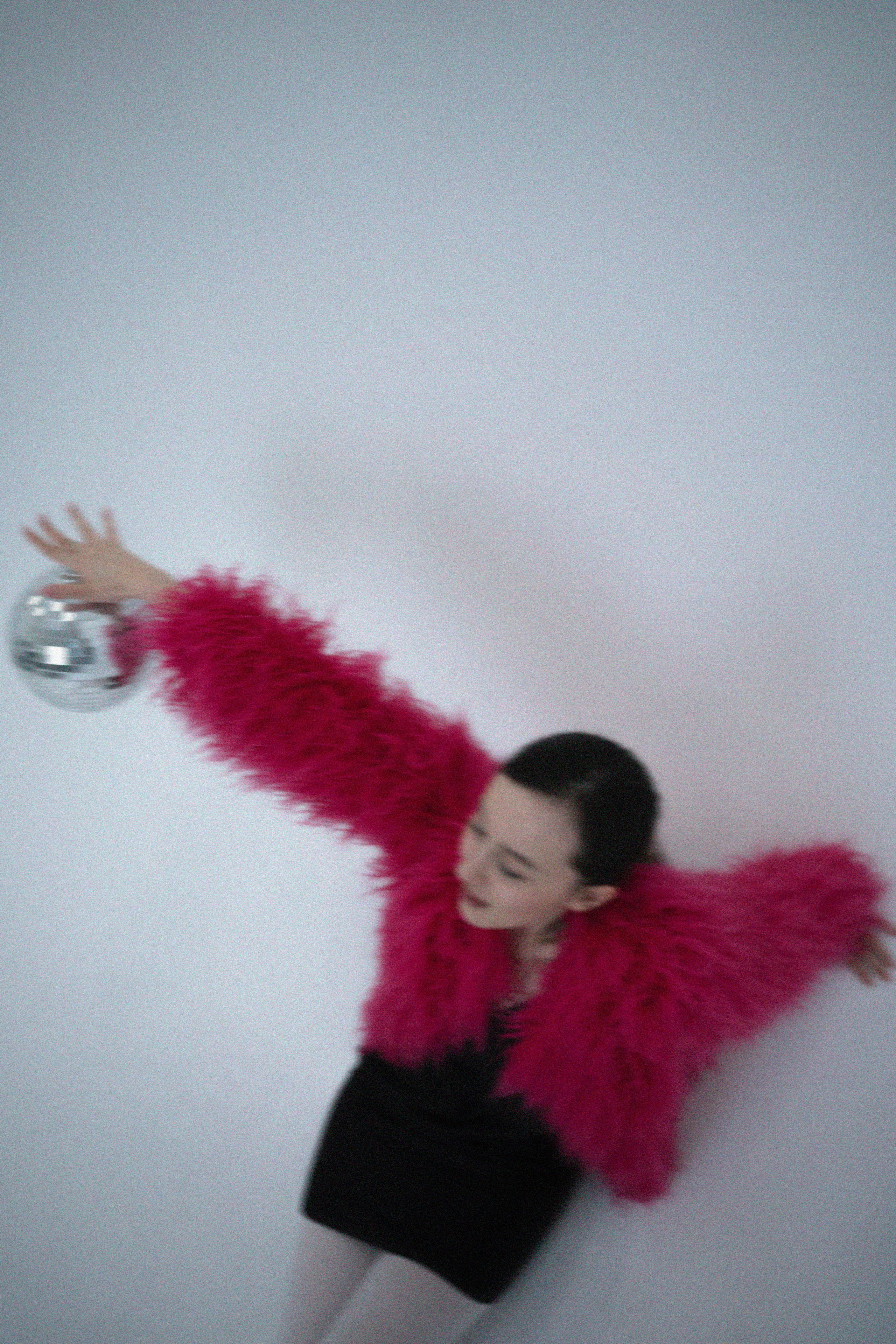 ДЕВОЧКА НА ШАРЕ. Главная