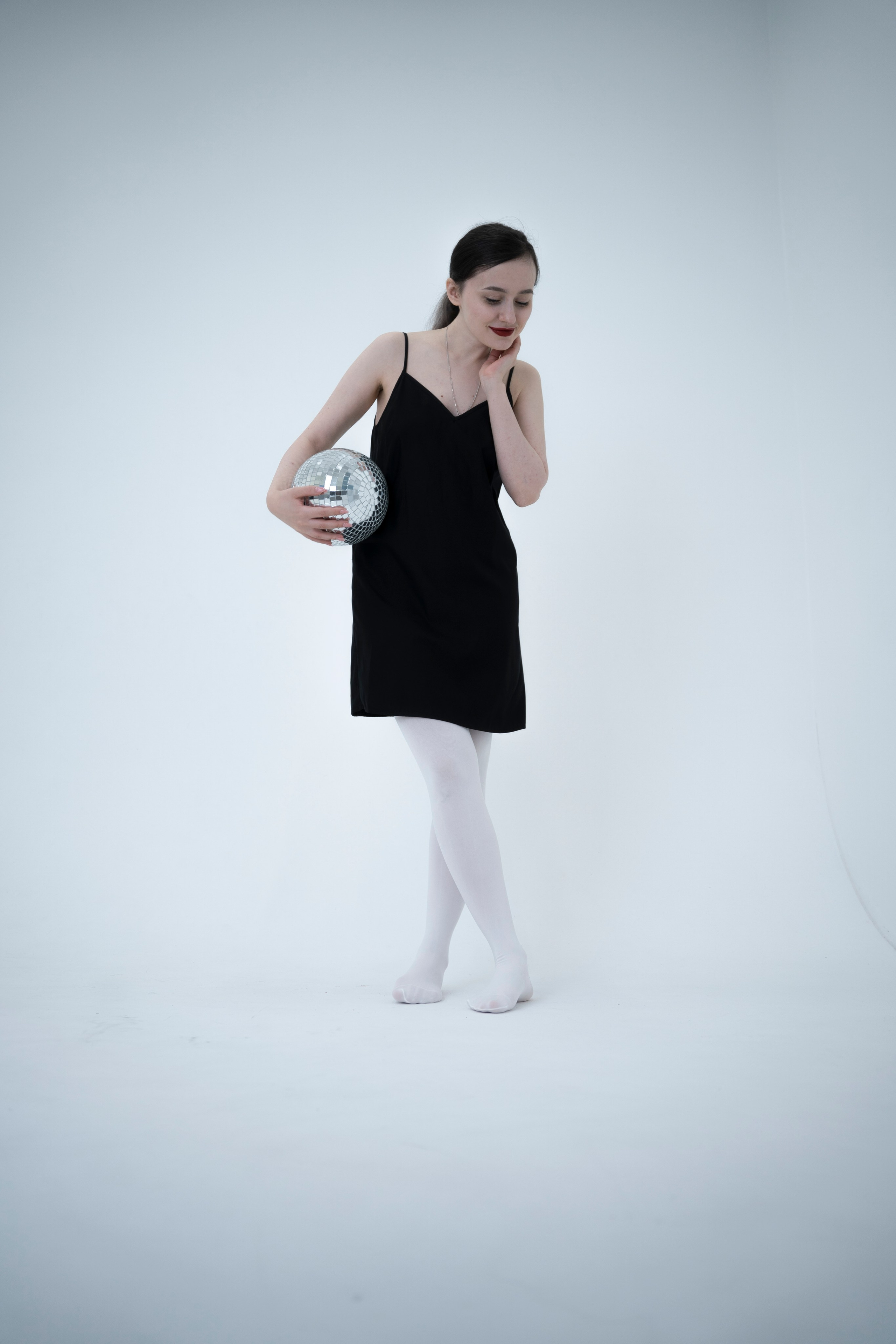 ДЕВОЧКА НА ШАРЕ. Главная