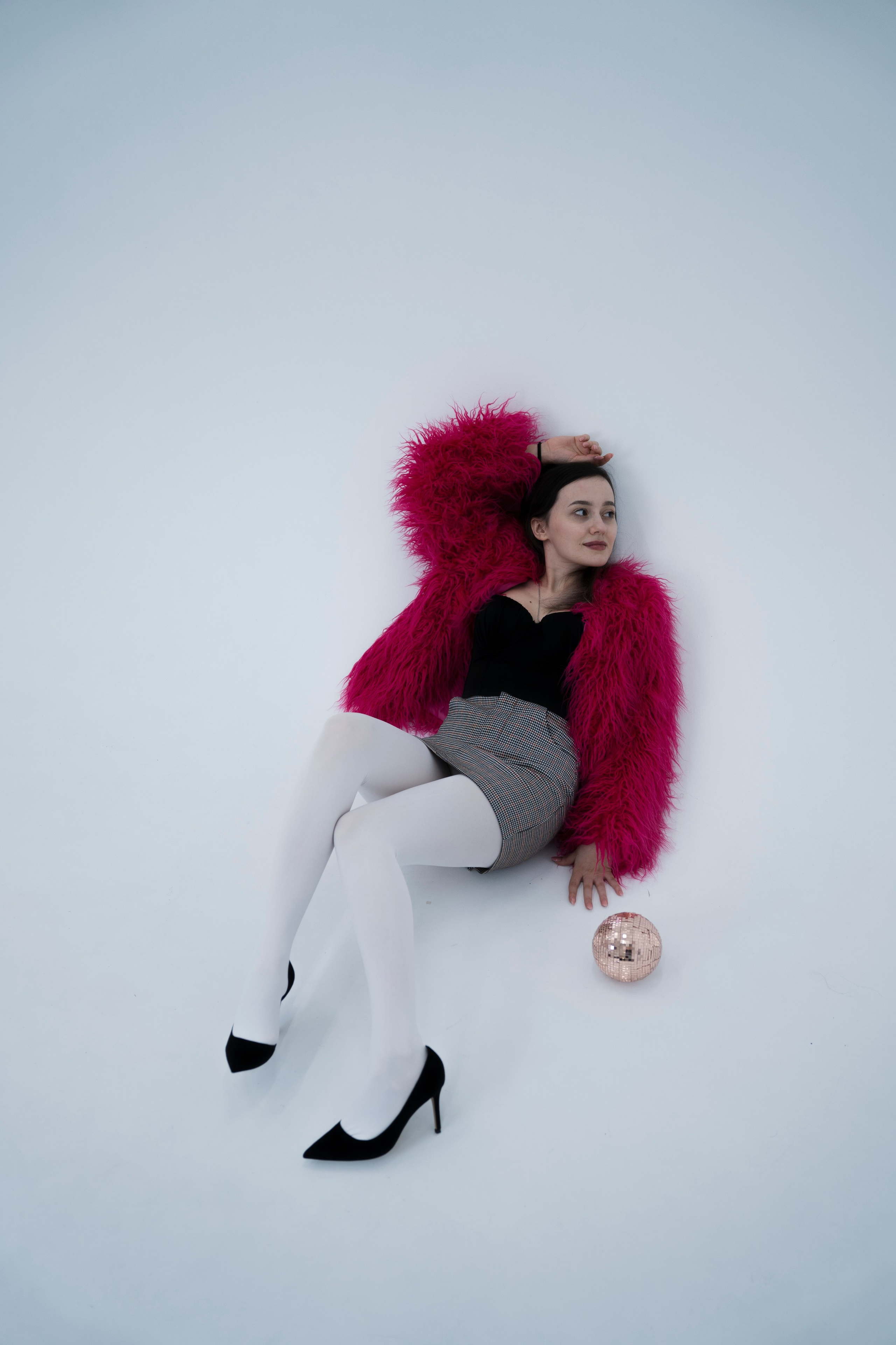 ДЕВОЧКА НА ШАРЕ. Главная