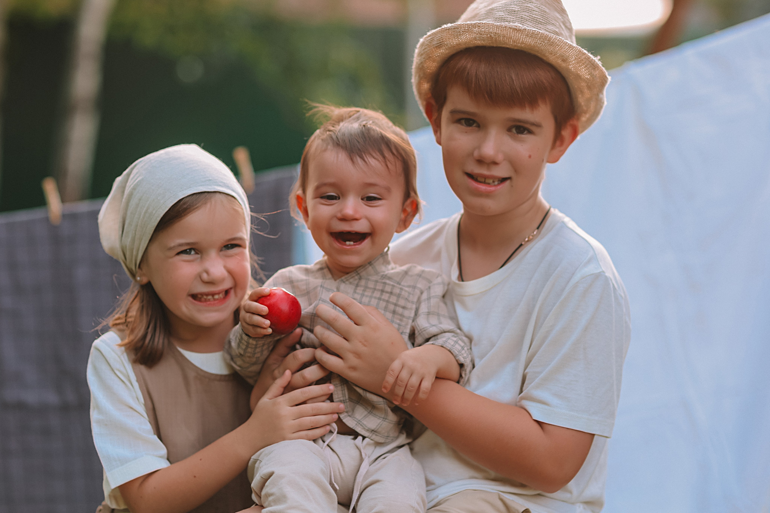 Стирка у дома. Семейный фотограф Тюмень, фотограф на роды Салмина Мария