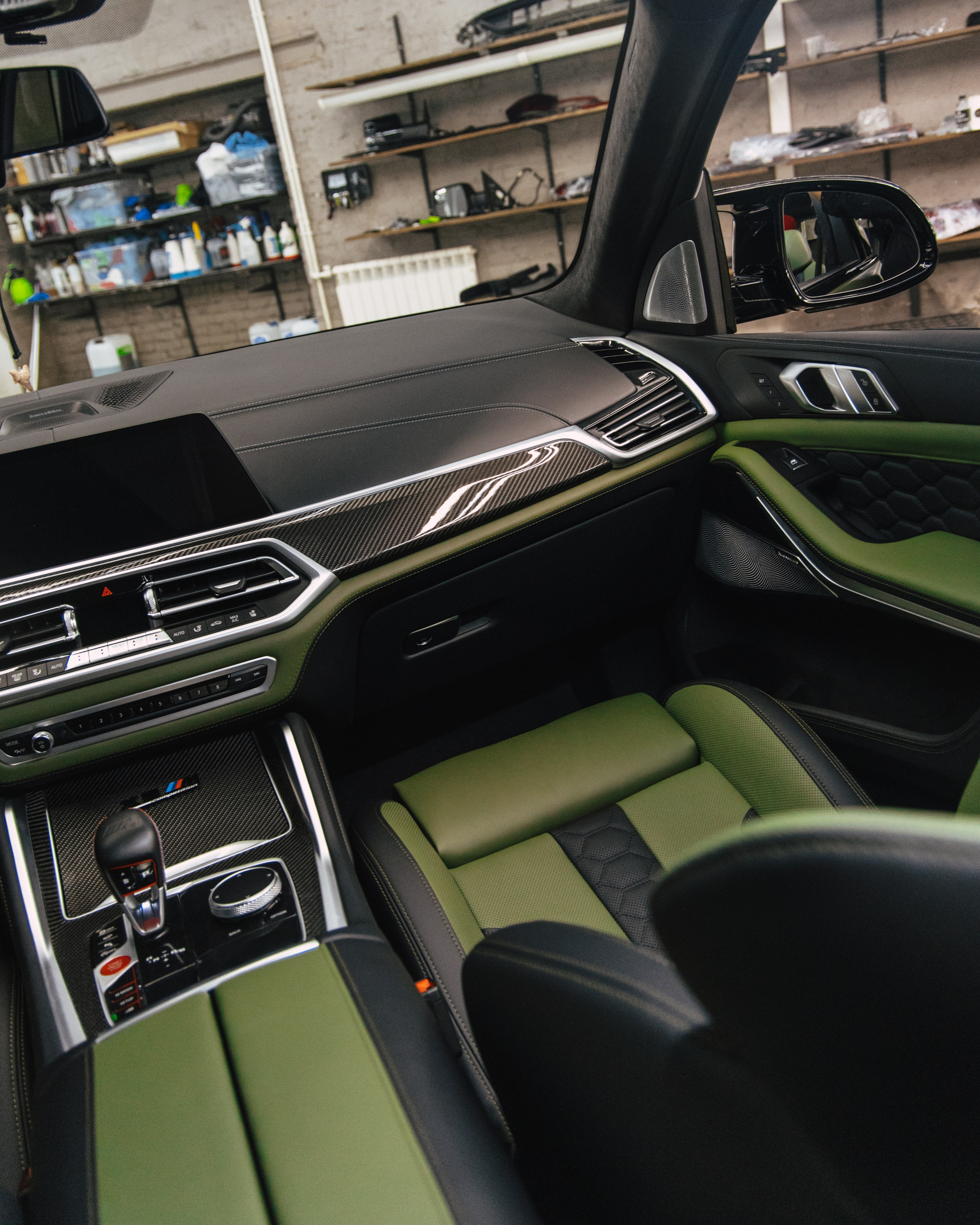 BMW X5M пошив салона в зеленую кожу. DeLorein
