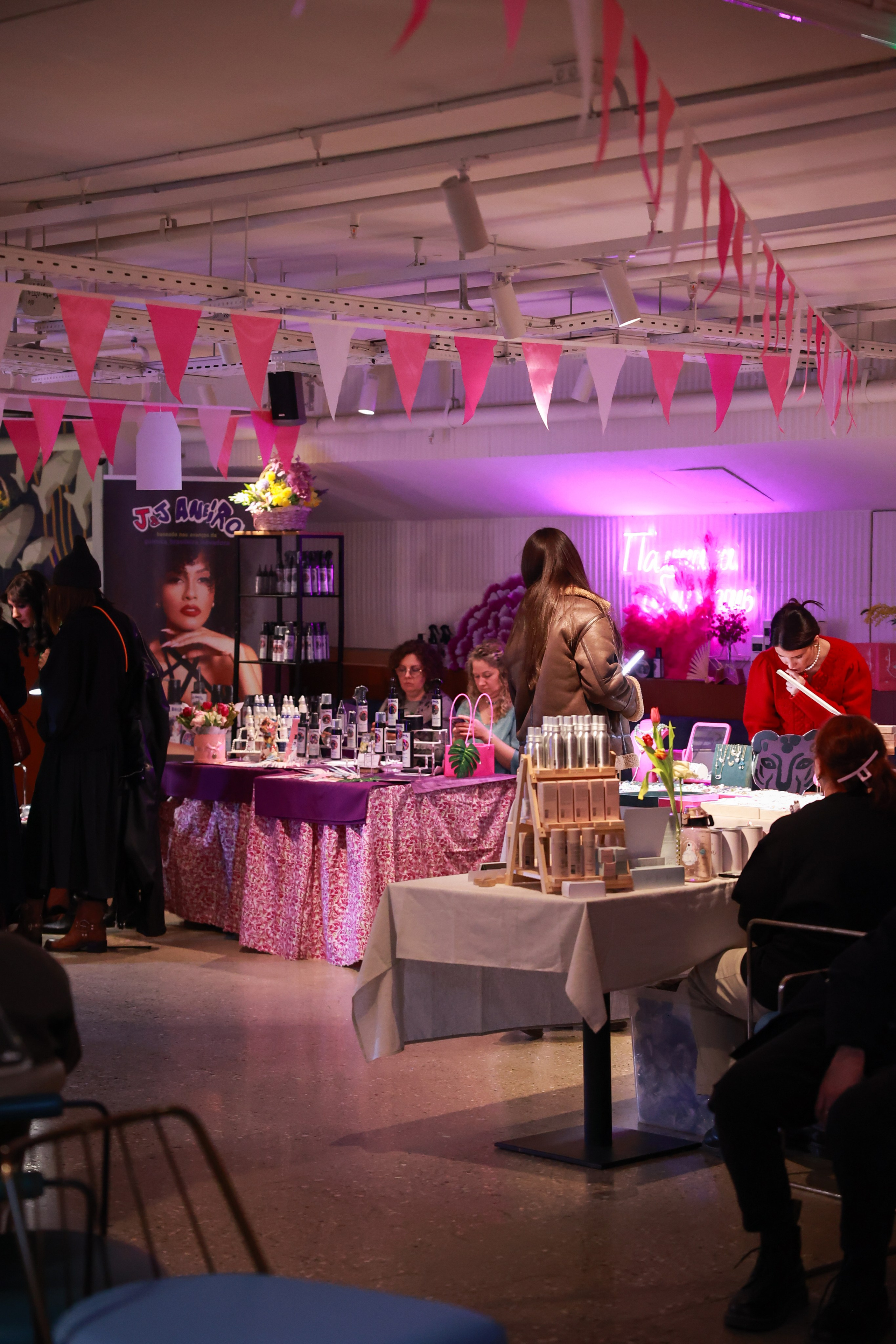 7–8 марта 2025 в пространстве «Три вокзала. Депо» / День 1 / фото Саша Жукова. Фотоотчеты «Ламбада-маркета»