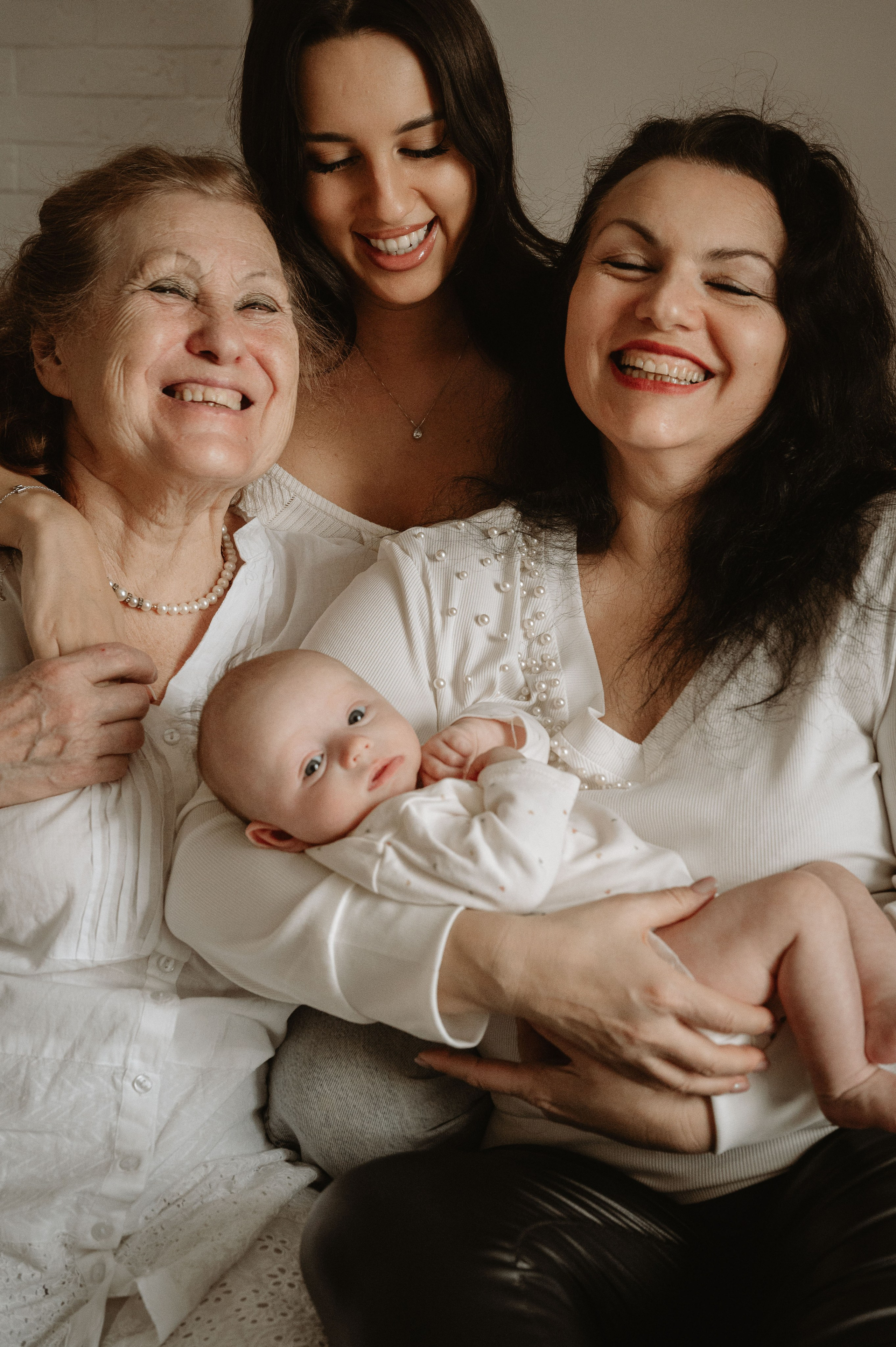 Малышка Зои с мамой и бабушками. Фотограф беременности и семьи, домашние съемки, Ньюборн