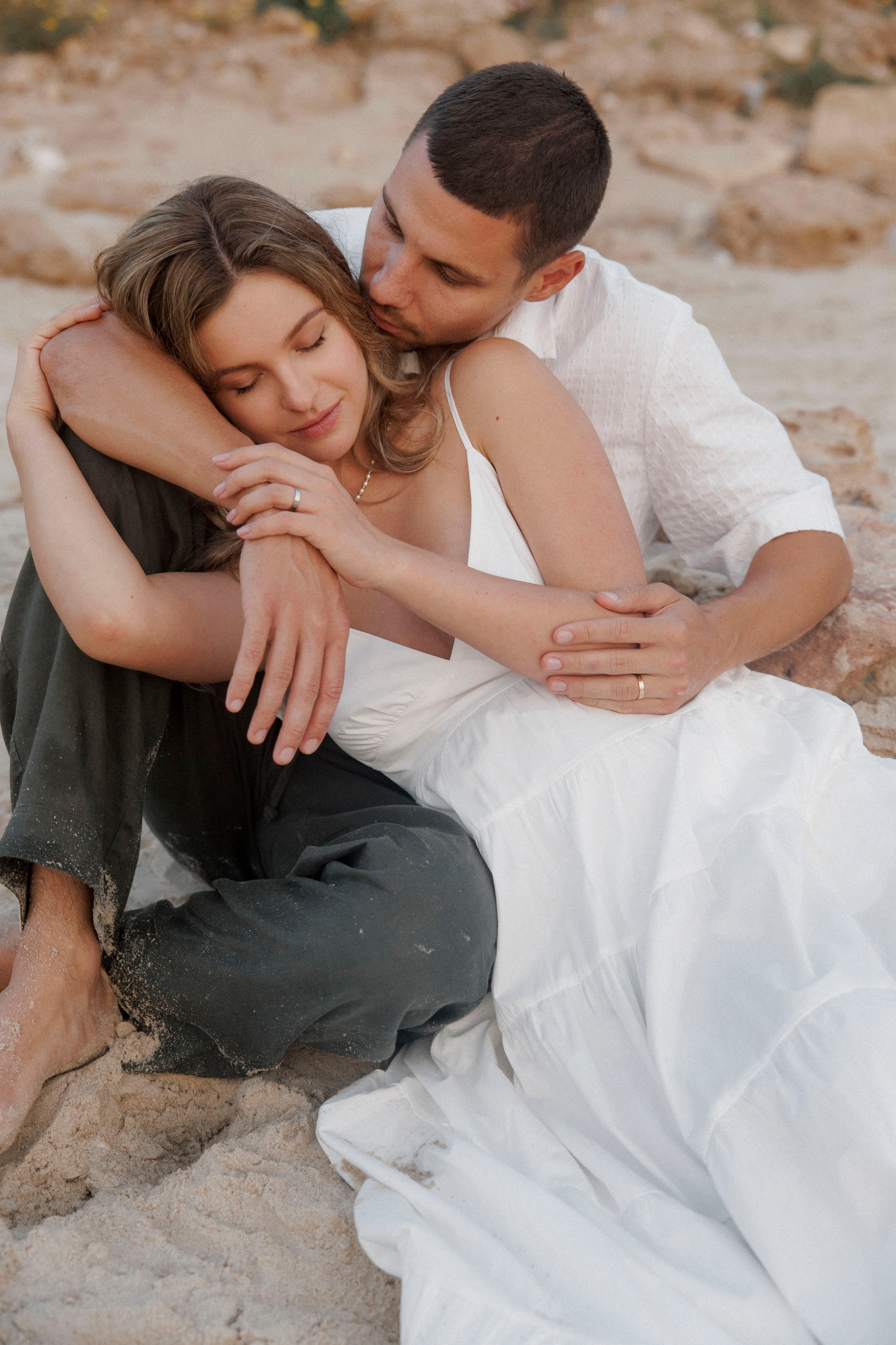 Pregnancy photoshoot near the sea (cloudy weather). Главная