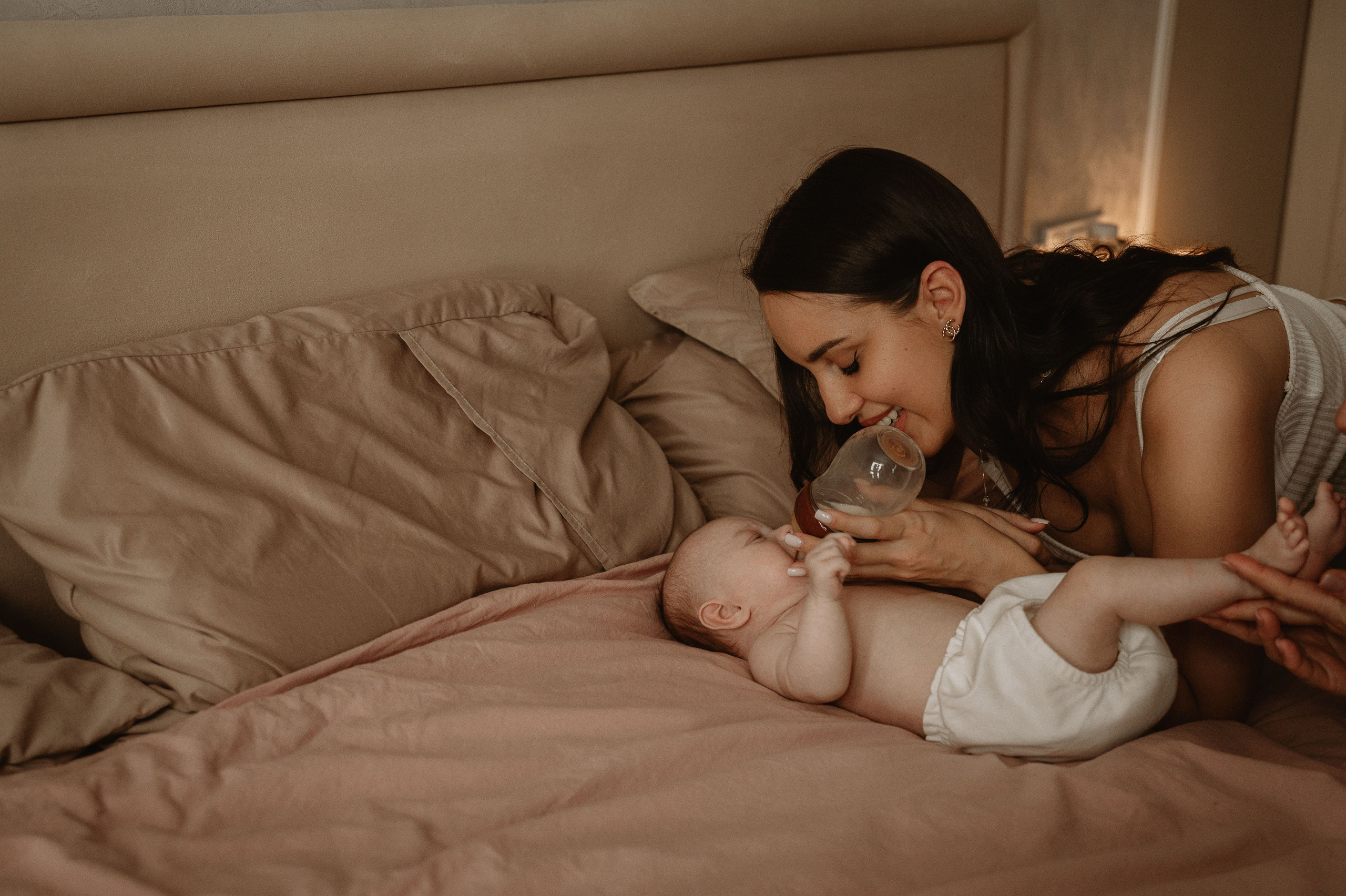 Малышка Зои с мамой и бабушками. Фотограф беременности и семьи, домашние съемки, Ньюборн