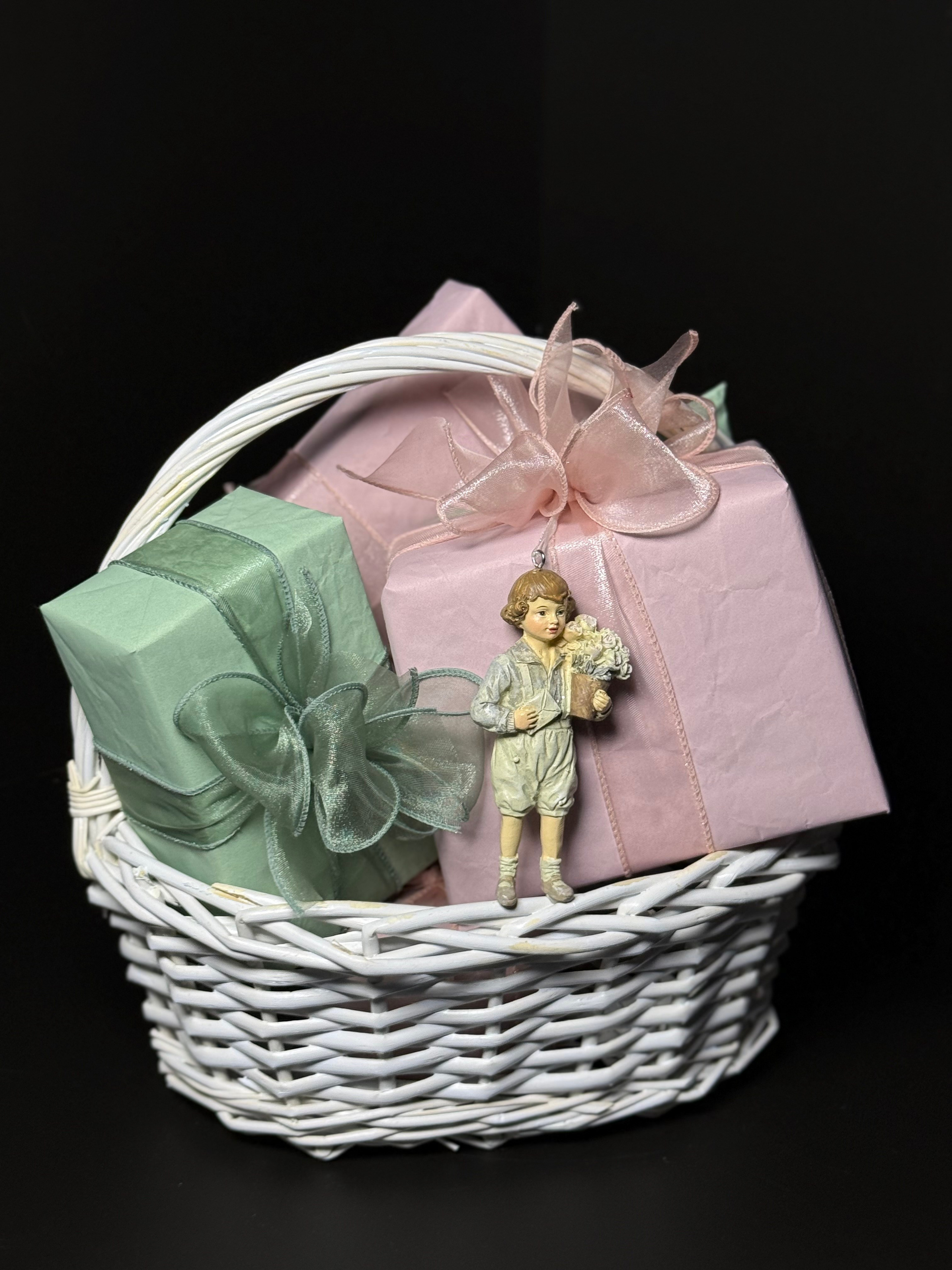 Корзина «Манговая зефирка». Студия подарочных наборов «Владия»