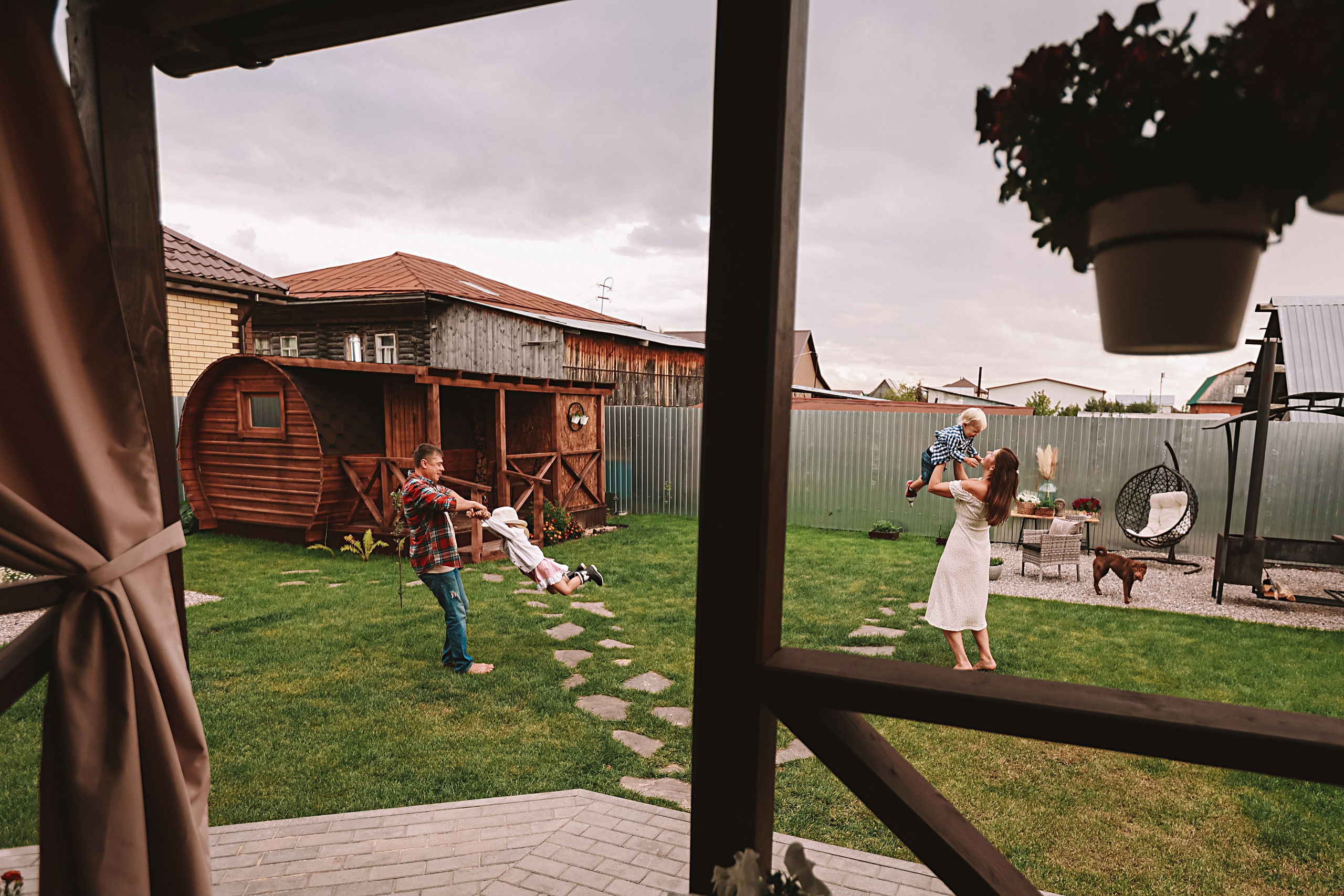 У дома. Семейный фотограф Тюмень, фотограф на роды Салмина Мария
