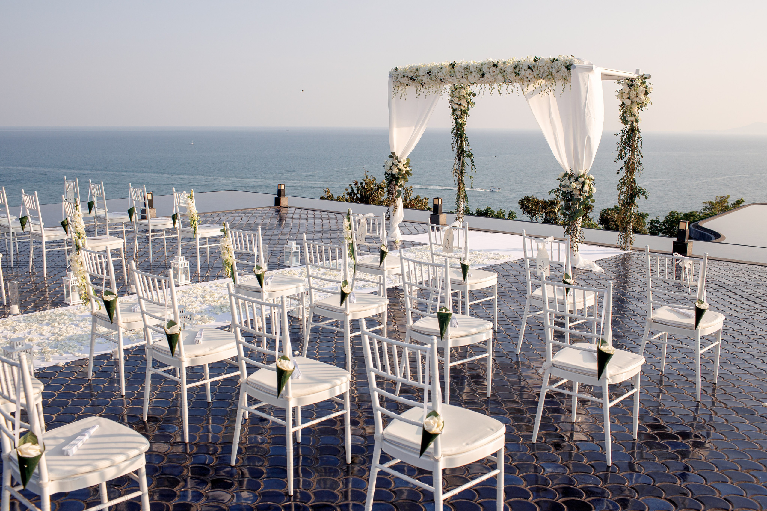европейский декор свадьбы с видом на андаманское море