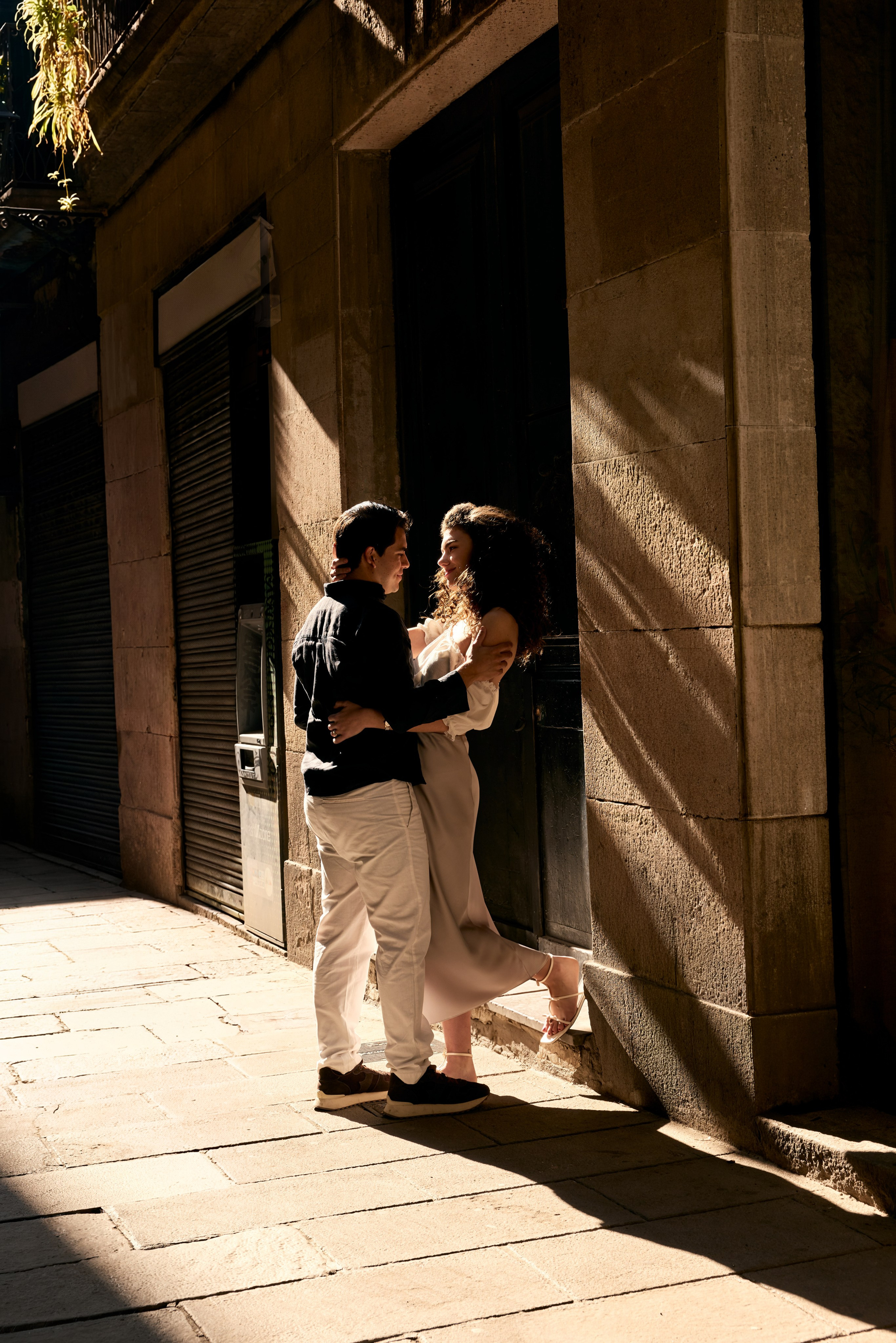 Love story inside of old town. Photographer & Videographer in Barcelona