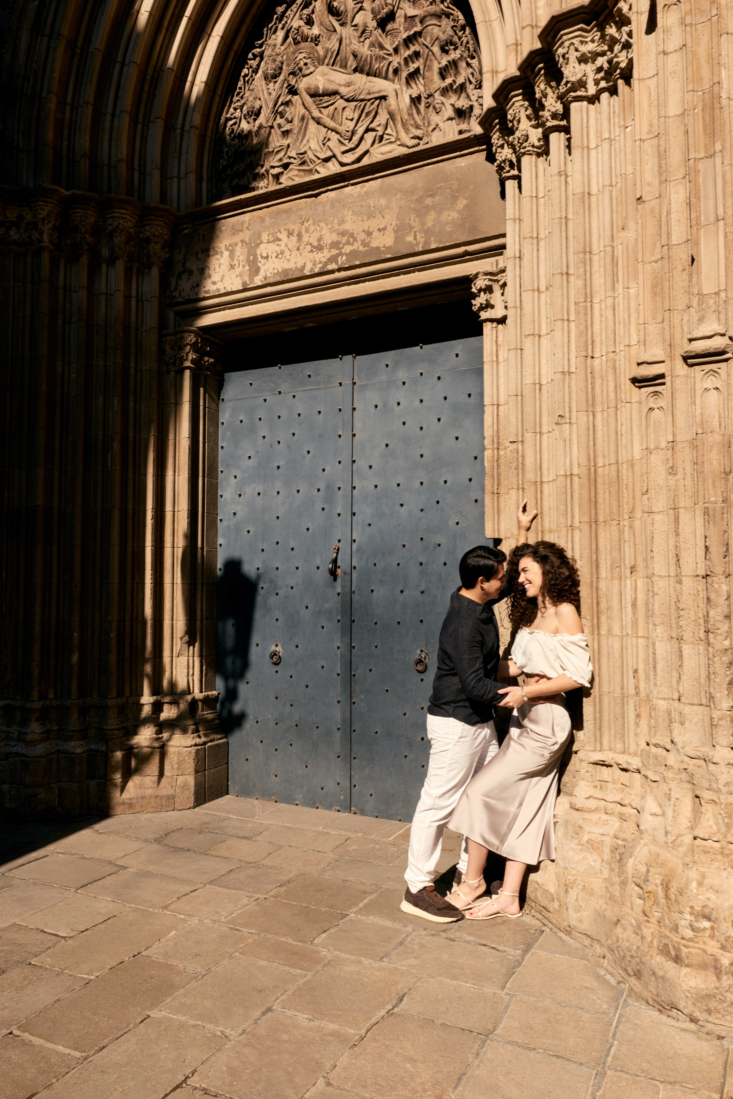 Love story inside of old town. Photographer & Videographer in Barcelona
