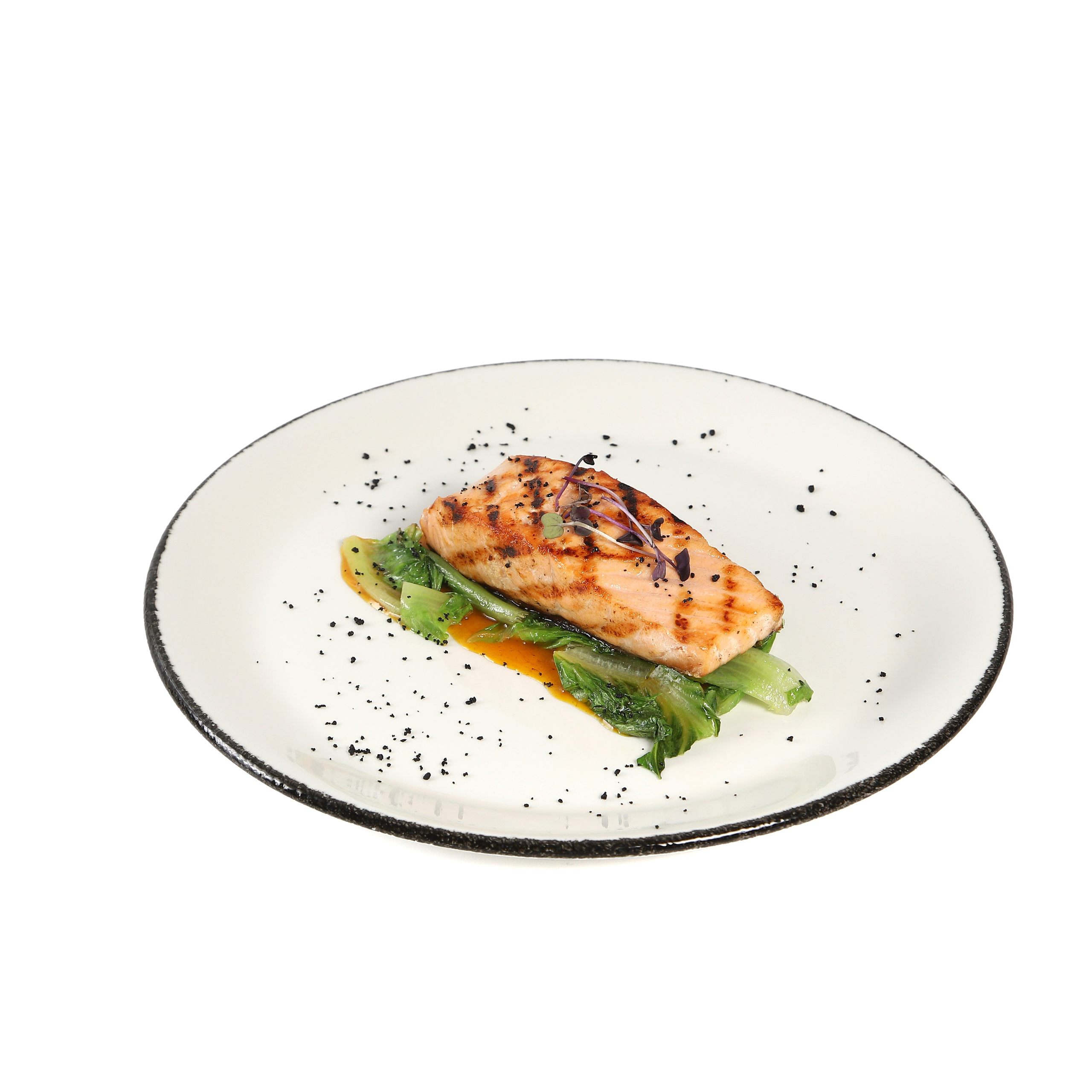 Фуд-фотография стейка из лосося с зеленью.