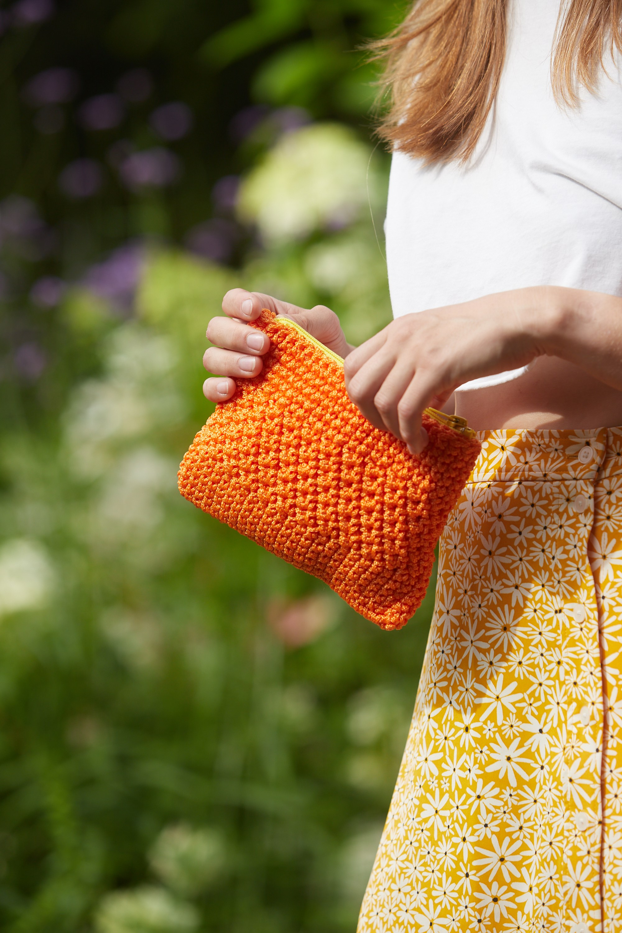 Съёмка ярких вязаных аксессуаров — сумки, рюкзаки и клатчи.