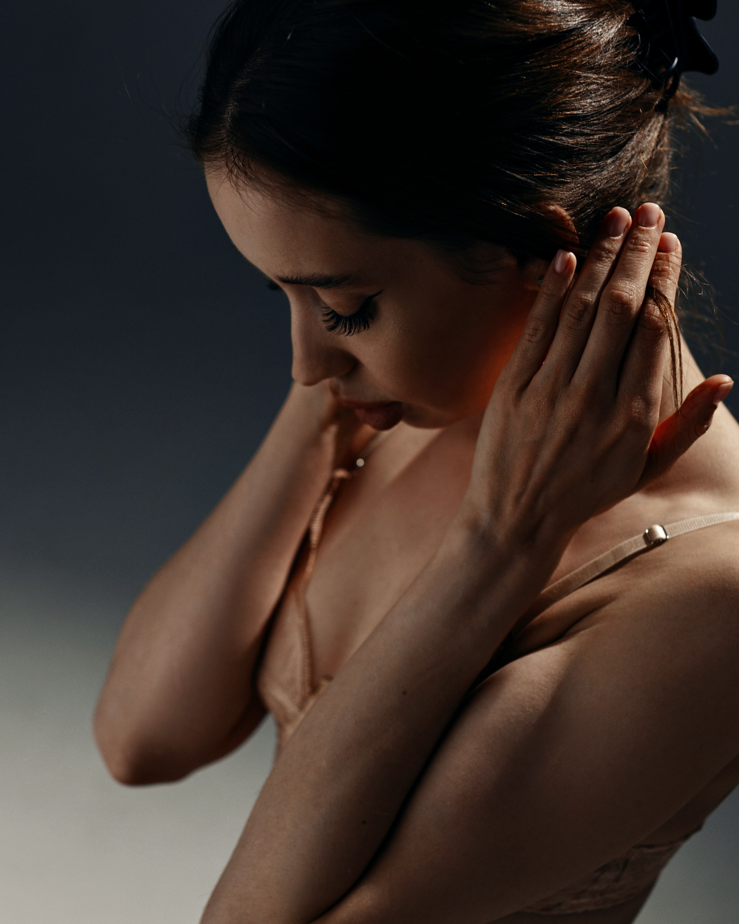 Девушка позирует в белье на белой циклораме