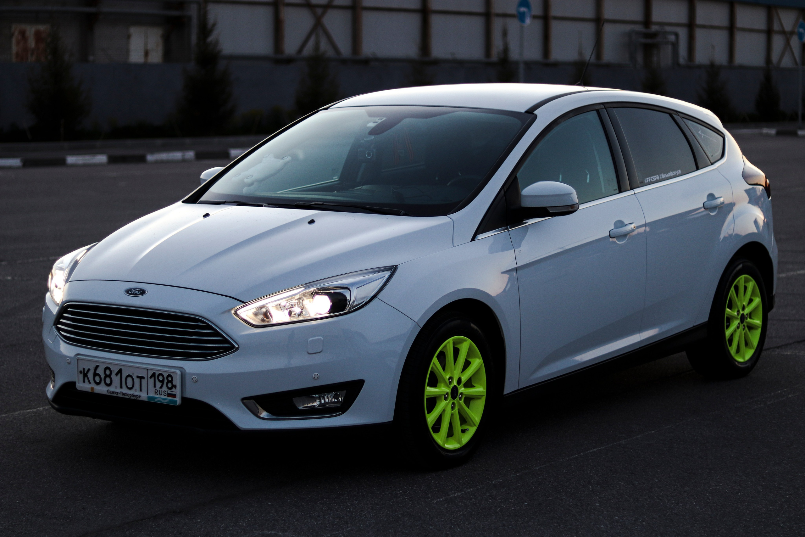 Ford Focus и Волга у ТРК Лето. Ивентный фотограф в Санкт-Петербурге Олег Комков