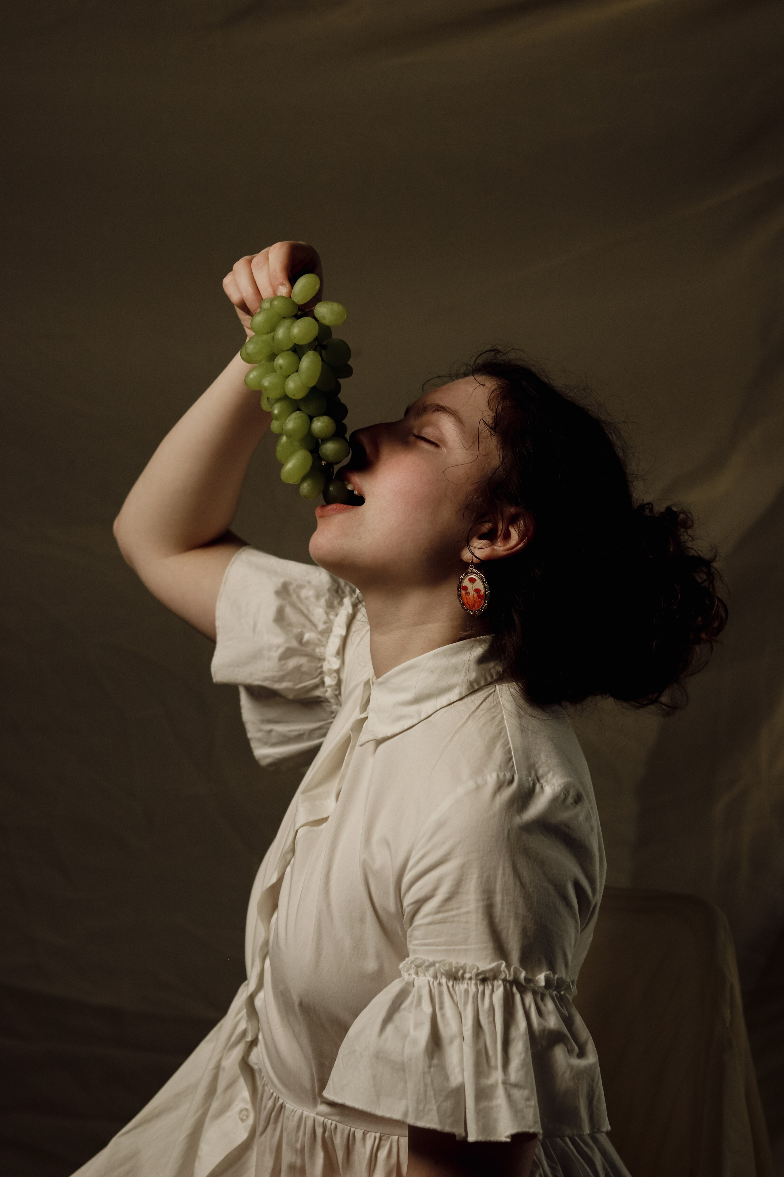Арина и виноград. Ивентный фотограф в Санкт-Петербурге Олег Комков
