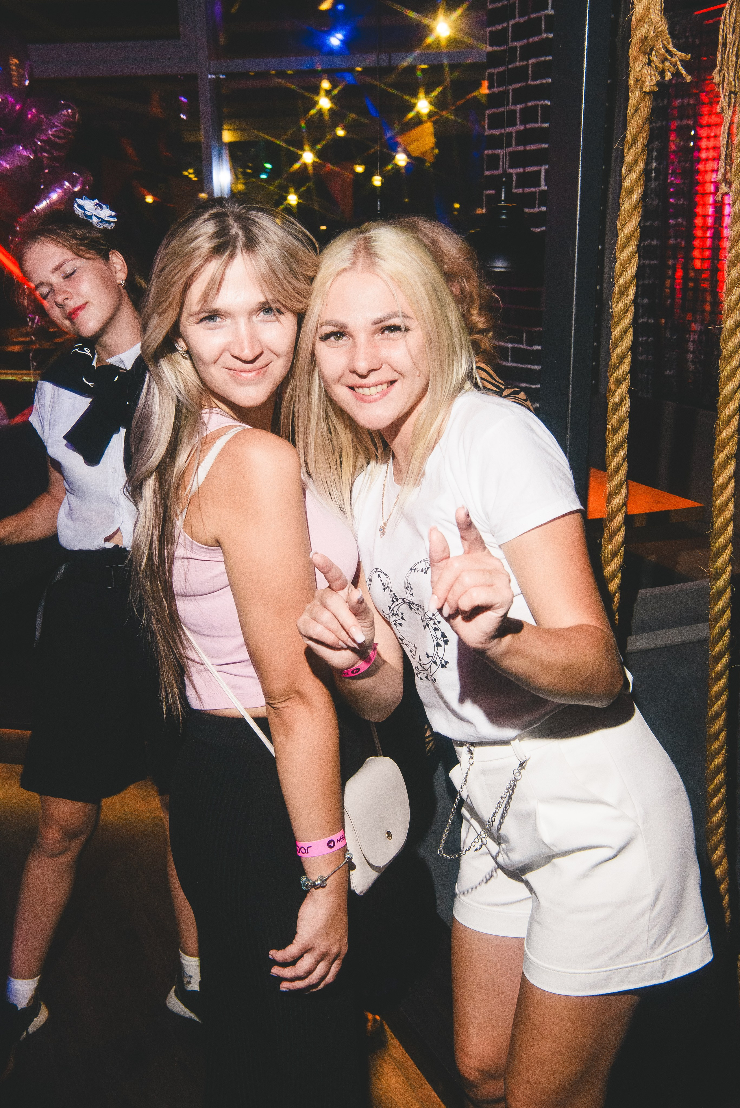 Фотоотчёты о вечеринках для НеБар Волгоград. Или стиль «пьяный фотограф». Фотограф в Волгограде и Волжском Александр Горбань