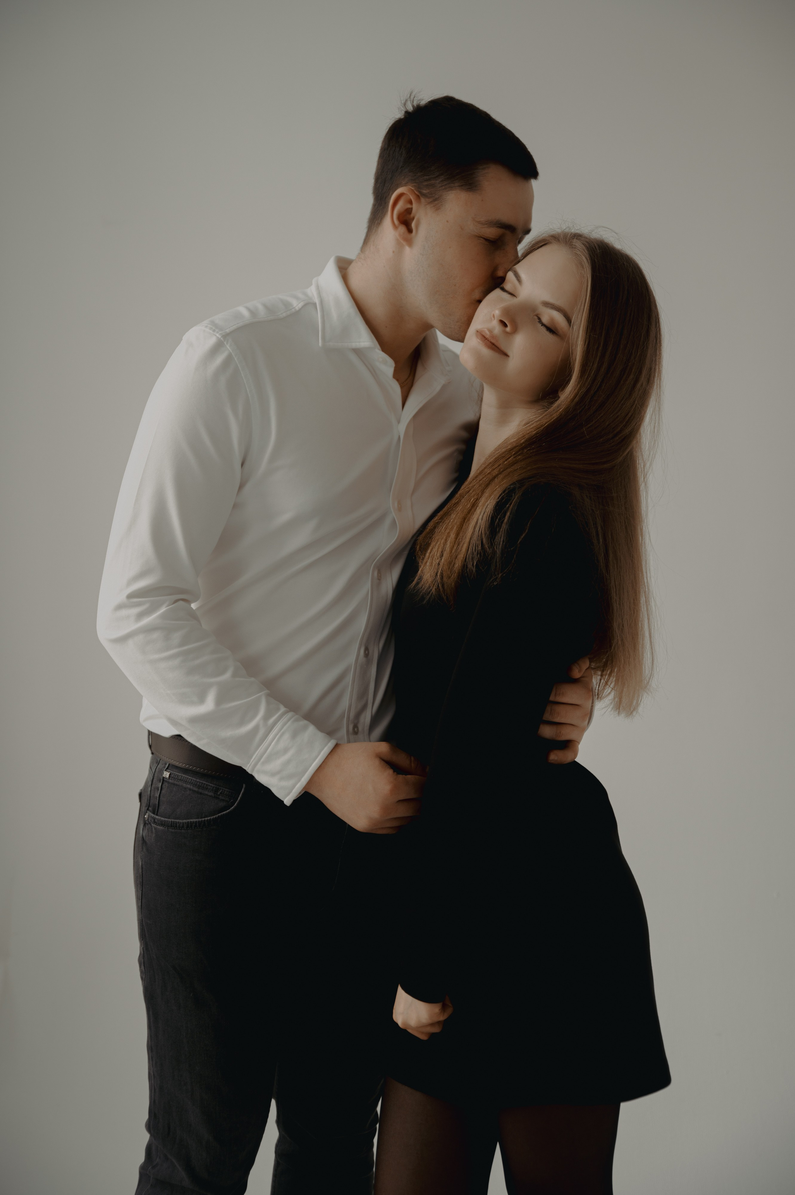 Предсвадебная лавстори в студии в Москве. Свадебный и портретный фотограф в Москве Жердев Даниил