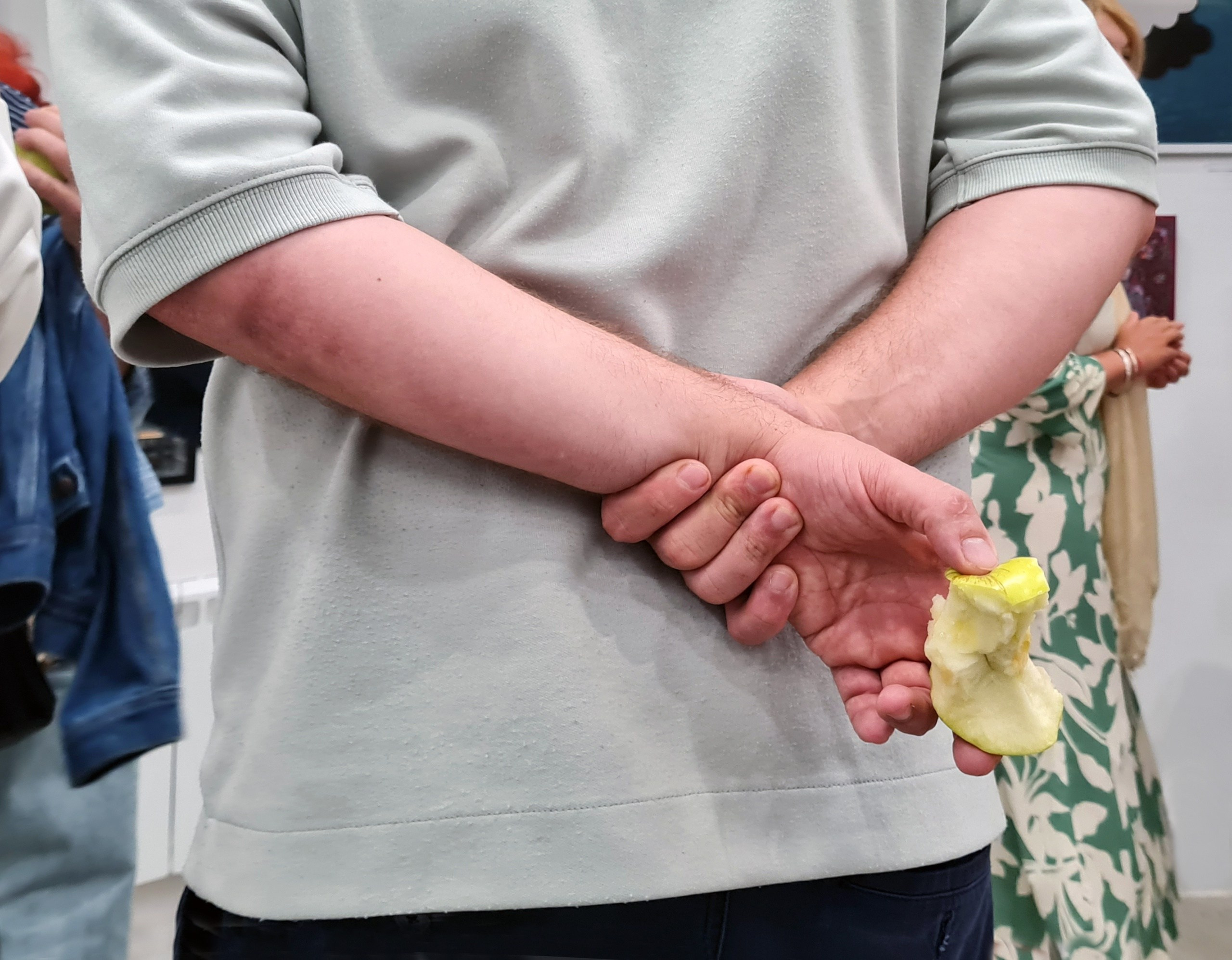 Фото ТОП Яблоко Галерея  современного искусства 13.20 