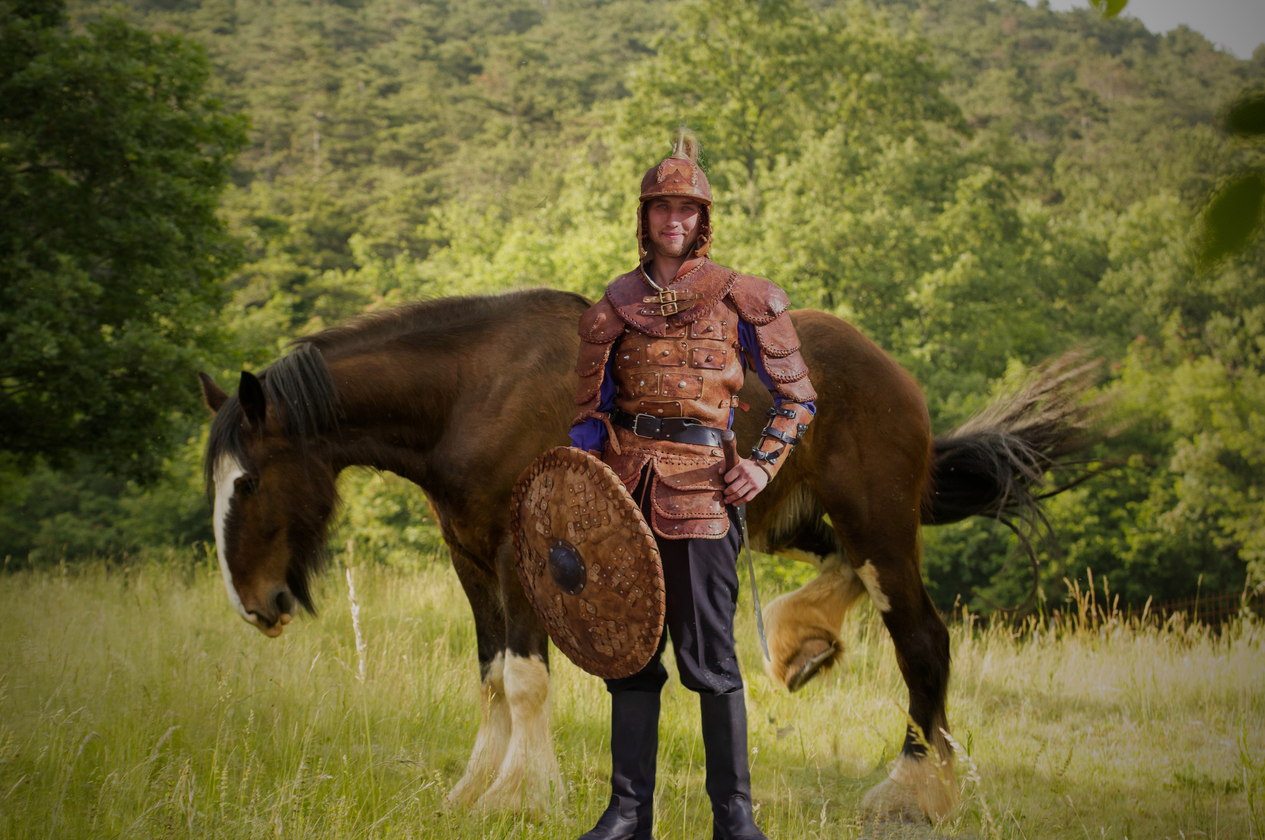 Фотография парня в костюме древнерусского воина на празднике День Молодежи в городе Богданович