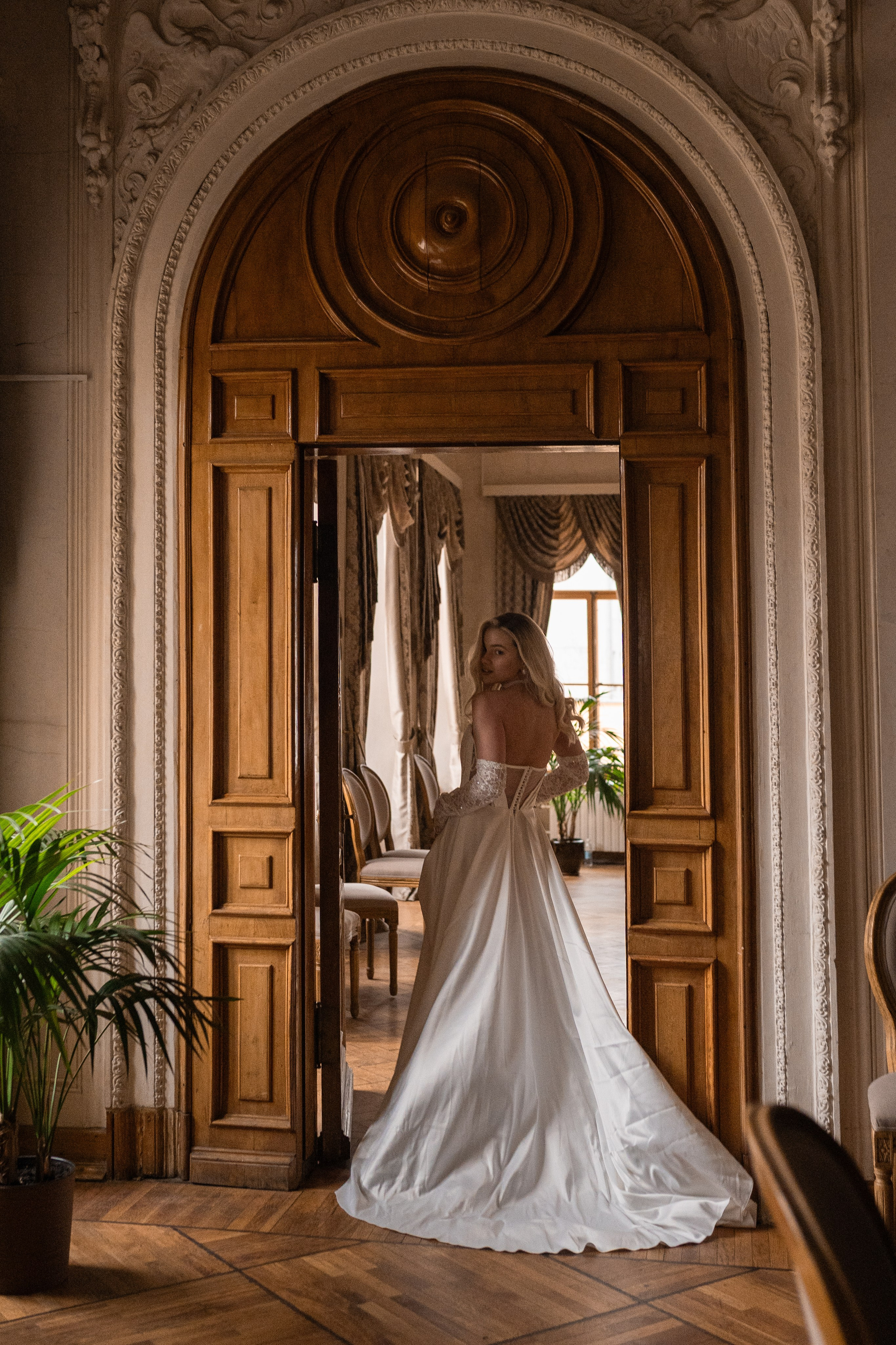 Свадебная фотосессия в Пушкинской библиотеке. Свадебный фотограф в Москве Анна Полушина