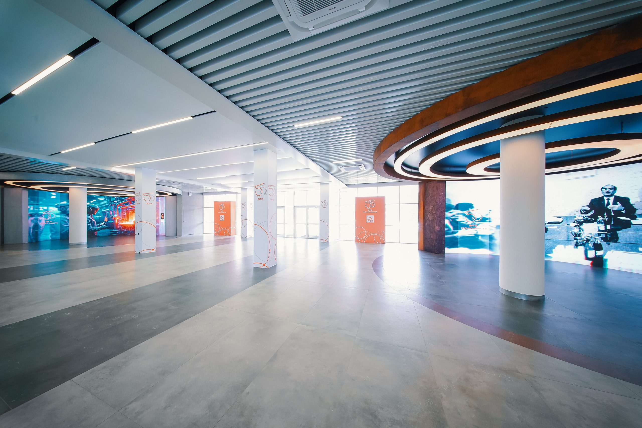 Фойе заводоуправления ВТЗ. Фотограф Никита Барановский