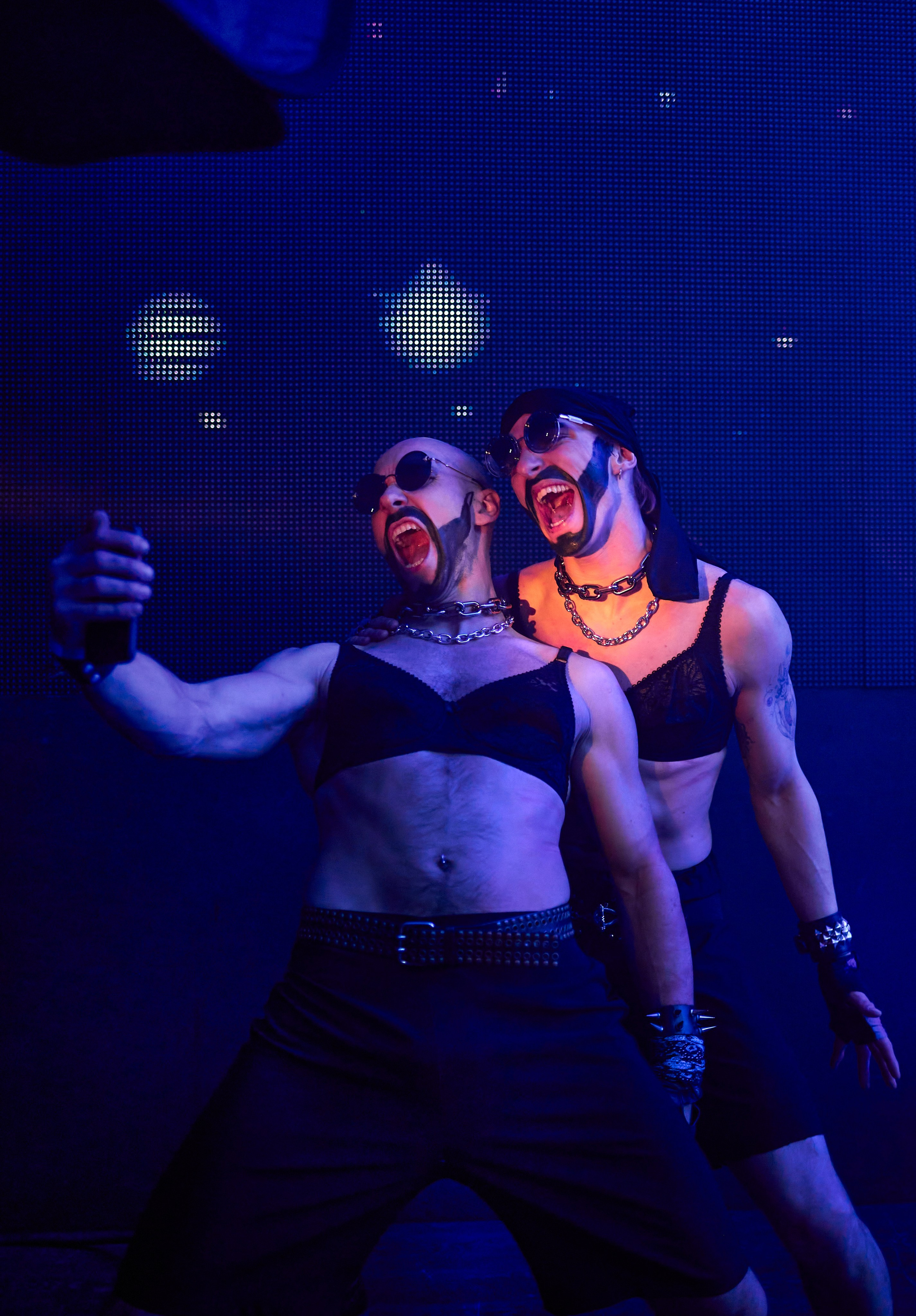 Сценическое освещение, артист на сцене, живое событие фотография