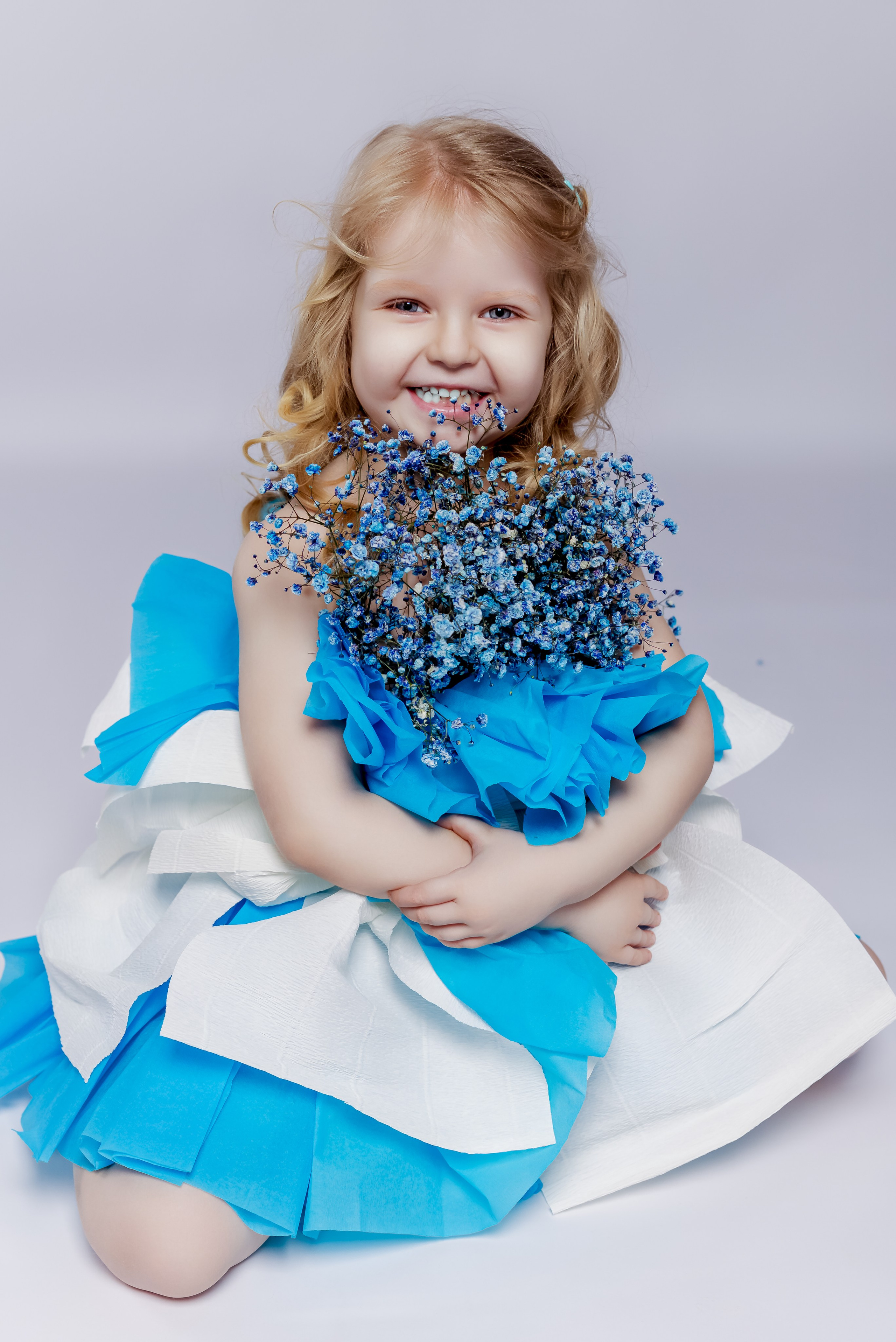 Цветочная фотосессия двух сестер в студии