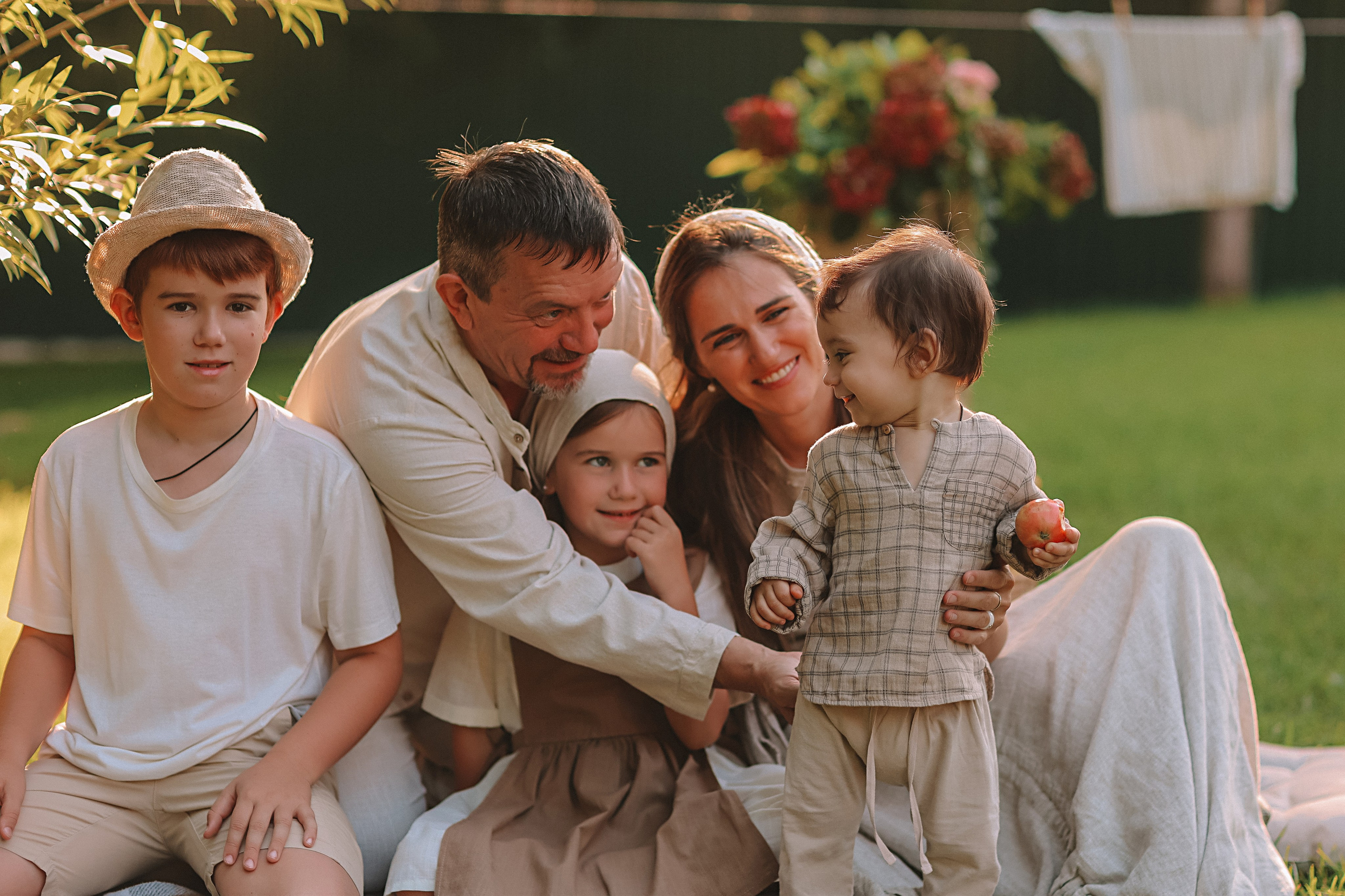 Стирка у дома. Семейный фотограф Тюмень, фотограф на роды Салмина Мария