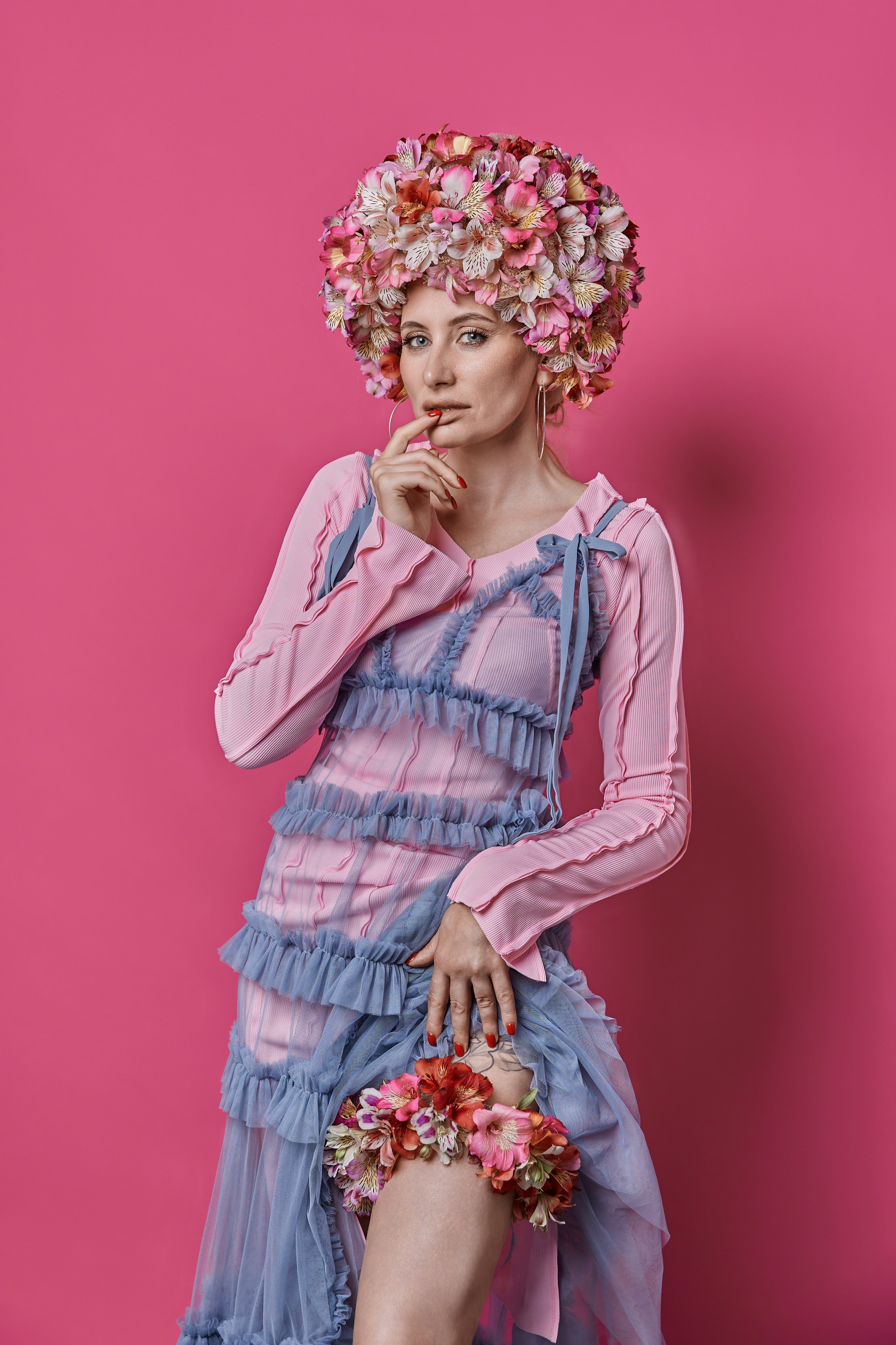 Марина с цветами. Фотограф женского портрета, беременности и материнства Харькова Елена