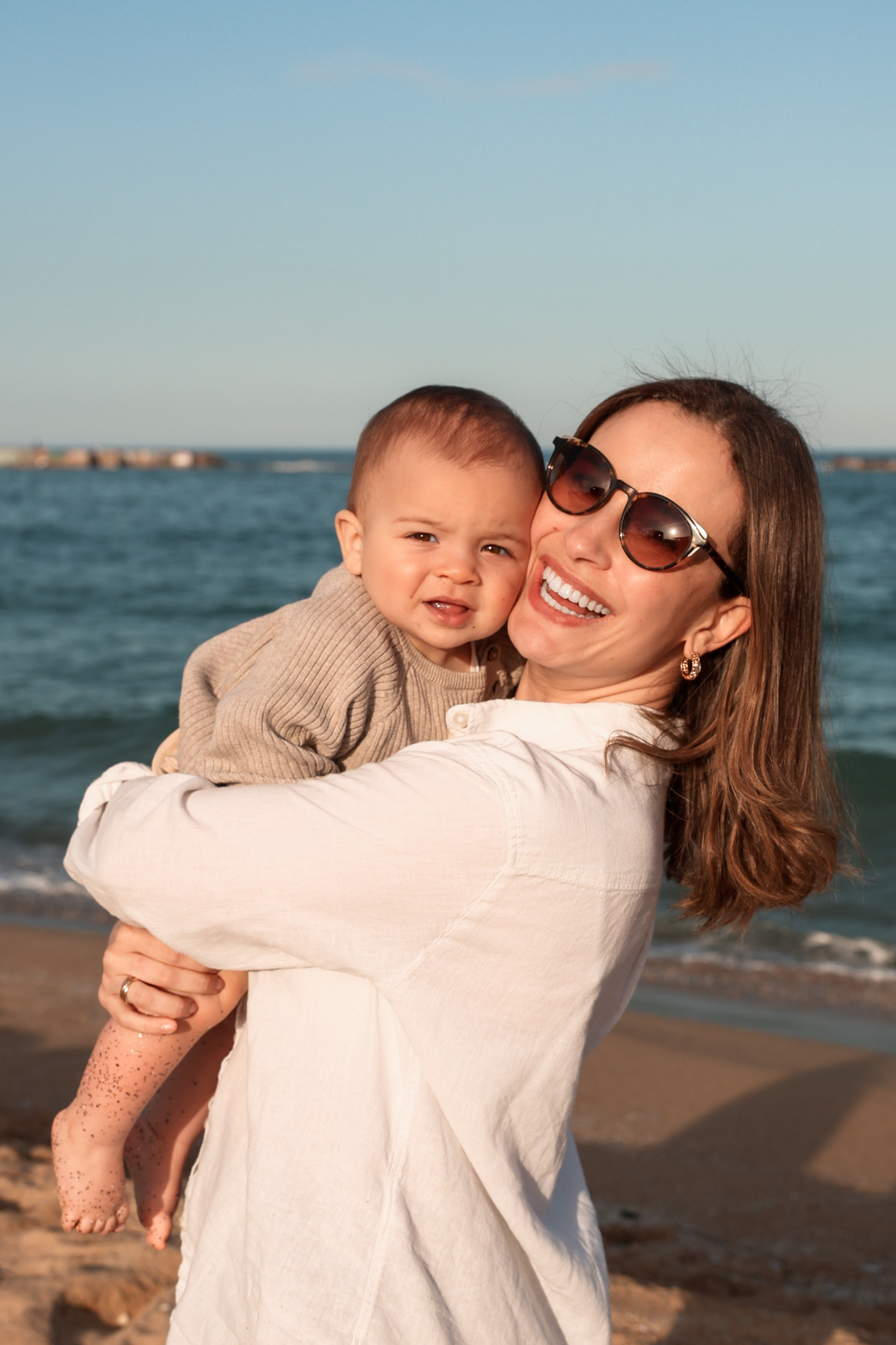Family pizza at the sea. Natalia Zhuravleva|family, newborn, maternity photographer in Barcelona