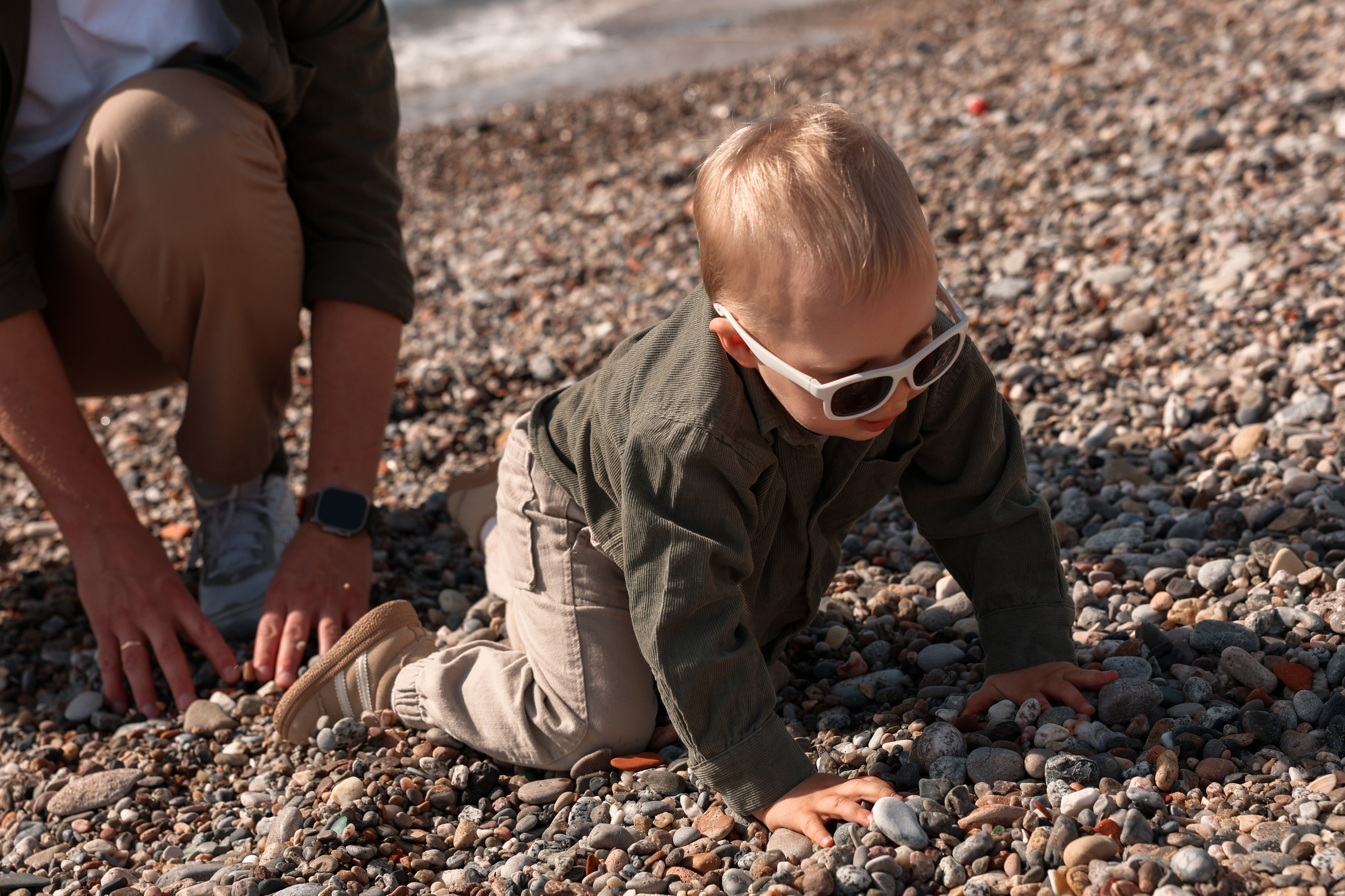 Seashore with a toddler. Natalia Zhuravleva|family, newborn, maternity photographer in Barcelona