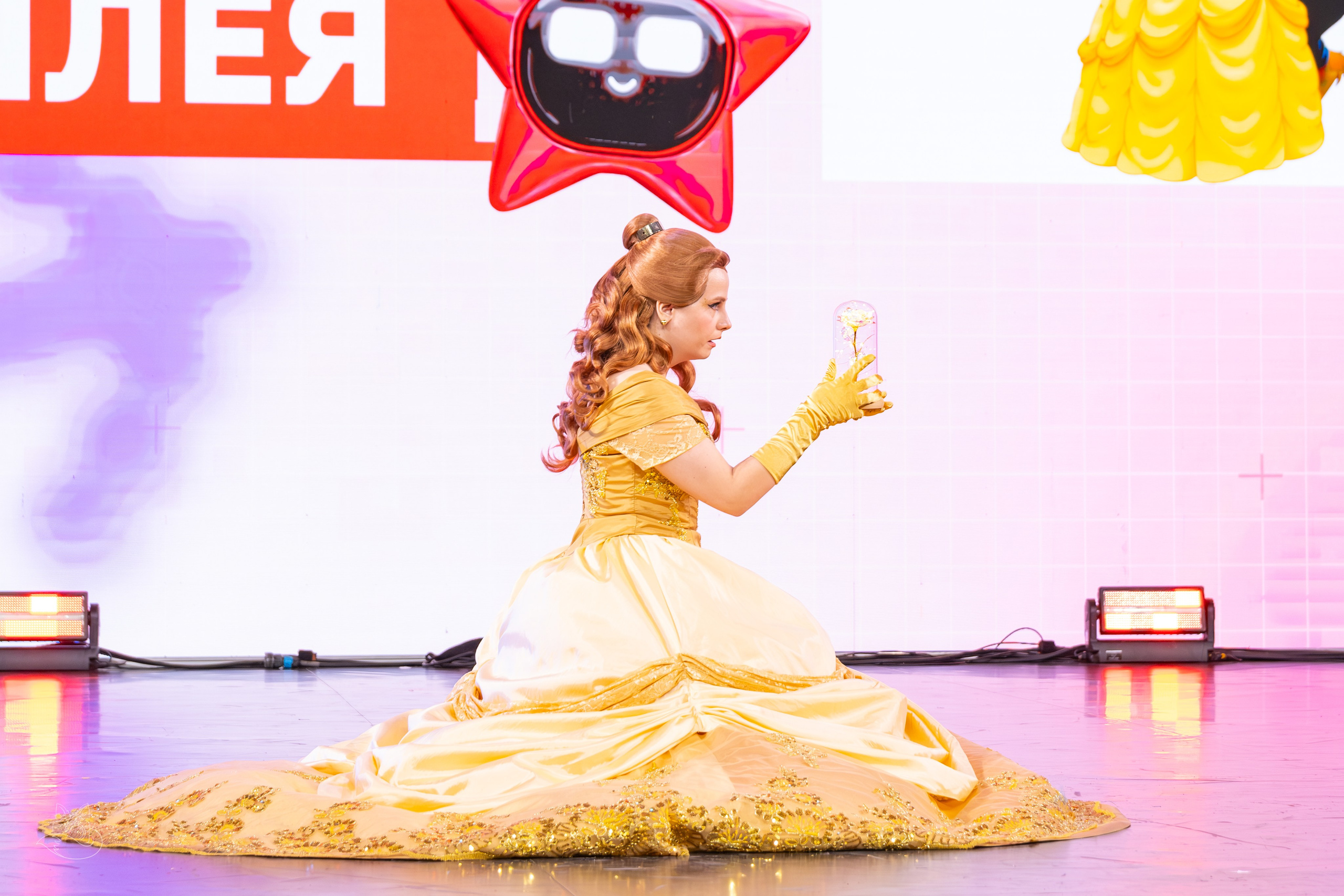 Сцена РЭД ЭКСПО 2024. Косплей фотограф