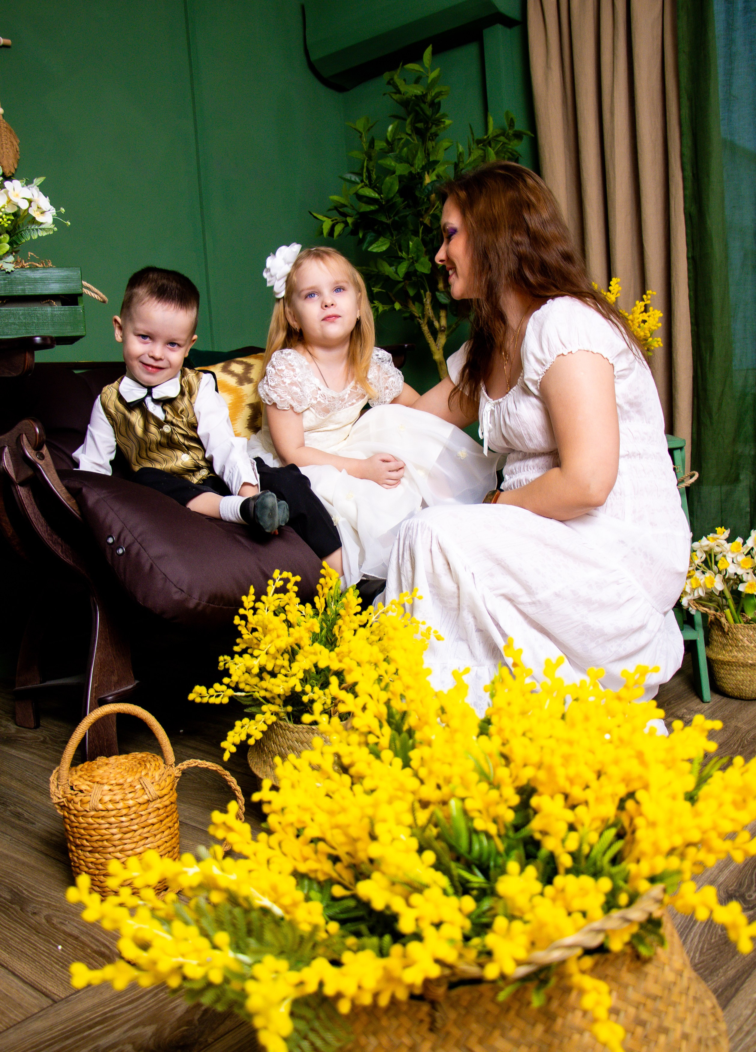 Семейная съемка с мимозой. Фотограф Татьяна Матрос